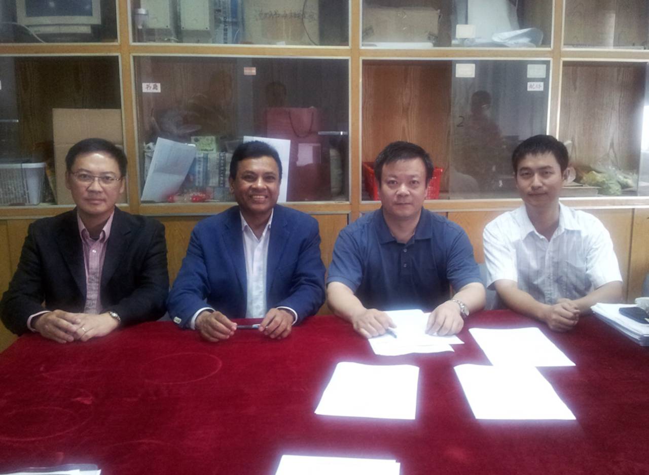 Danny Lai (HKCA), Syed Ashraful Huq (ACC), Pro Luo Shaoming (Guangdong University of Technology) and Terry Zhang (Chinese Cricket Association) sign the MOU for the shared use of the Guangzhou Cricket Stadium between HKCA and CCA