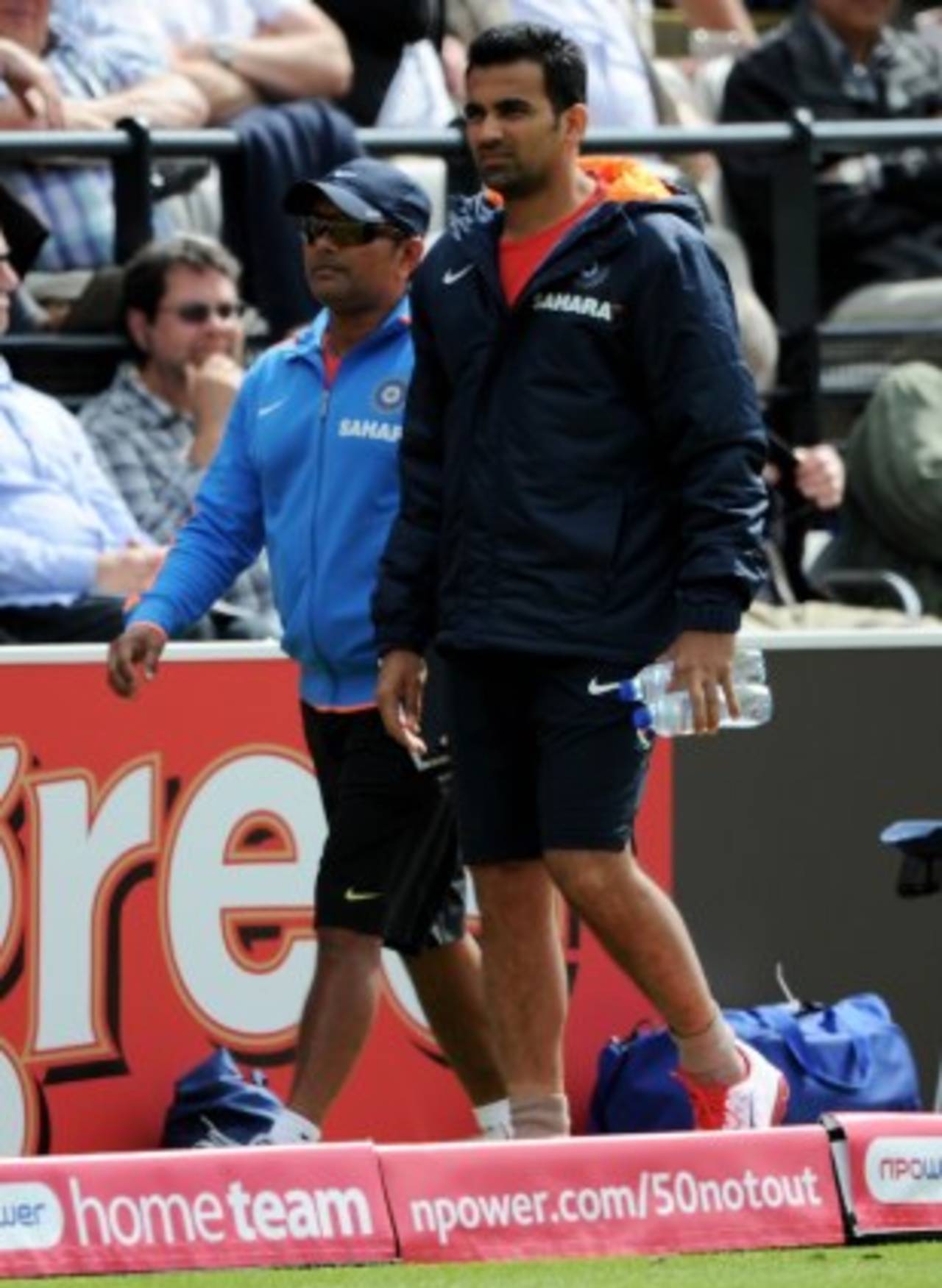 The injured Zaheer Khan walks around the ground, England v India, 1st Test, Lord's, 2nd day, July 22, 2011