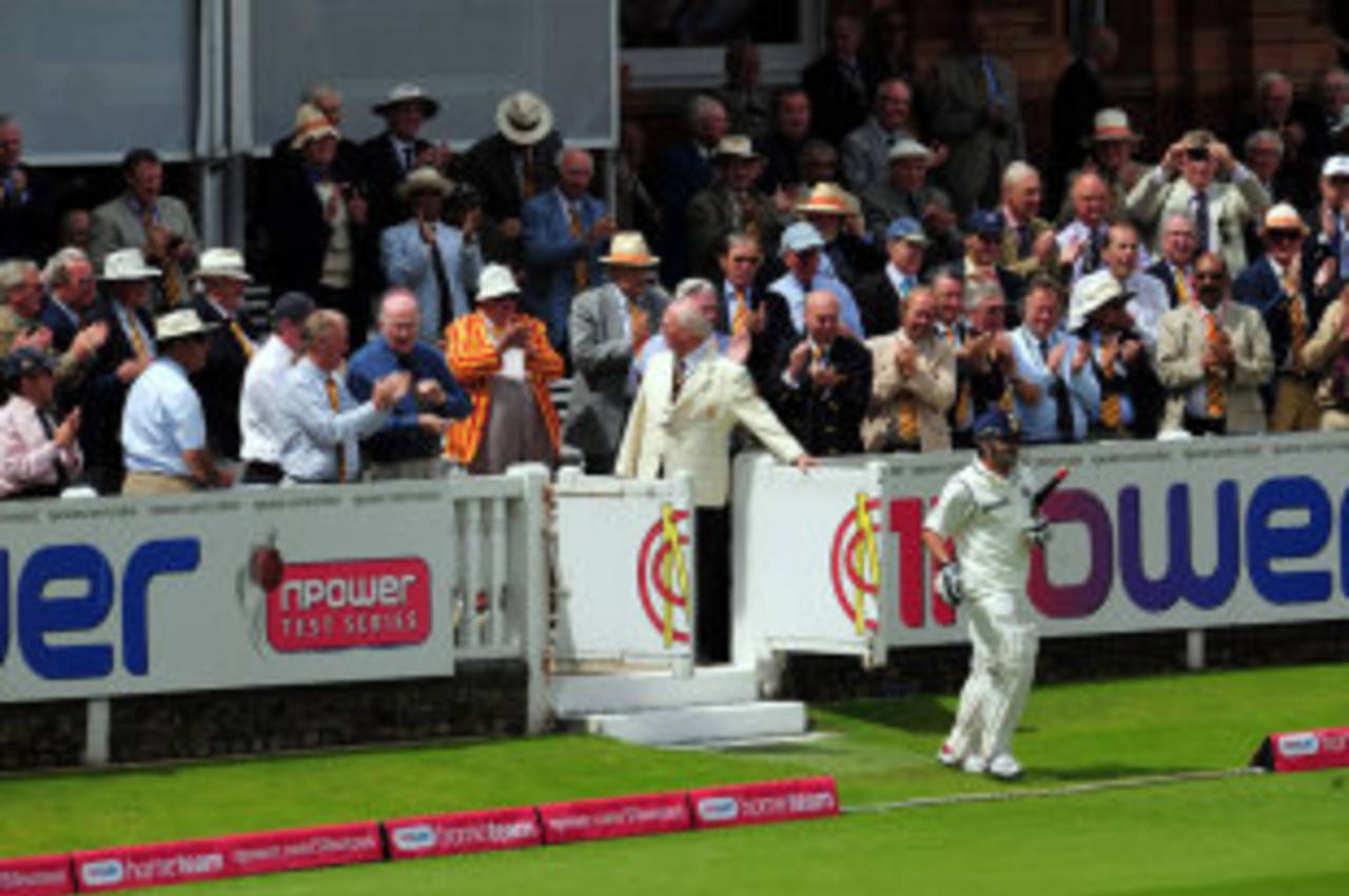 Sachin Tendulkar gets a standing ovation as he walks out to bat, England v India, 1st Test, Lord's, 3rd day, July 23, 2011