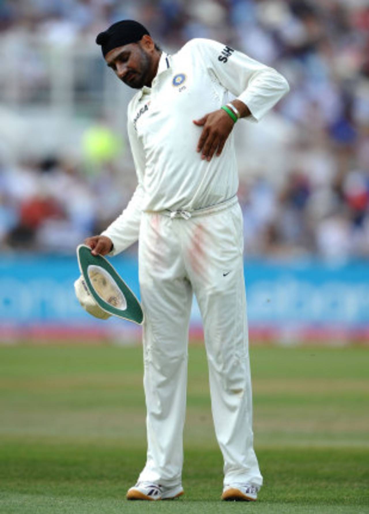 Harbhajan Singh left the field after feeling some discomfort, England v India, 2nd npower Test, Trent Bridge, 3rd day, July 31, 2011