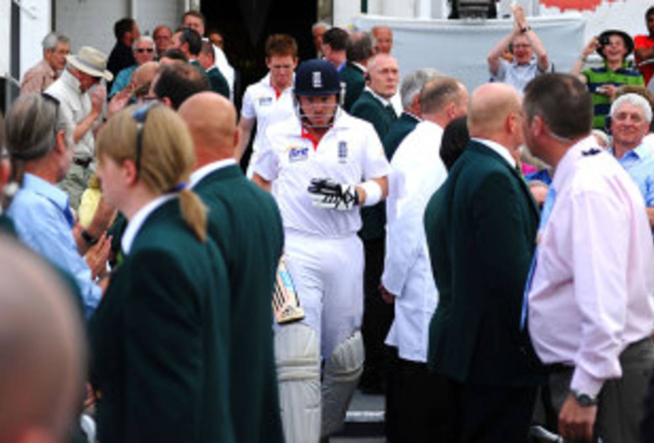 The crowd's boos turned to cheers when Ian Bell emerged from the pavilion after tea&nbsp;&nbsp;&bull;&nbsp;&nbsp;Getty Images