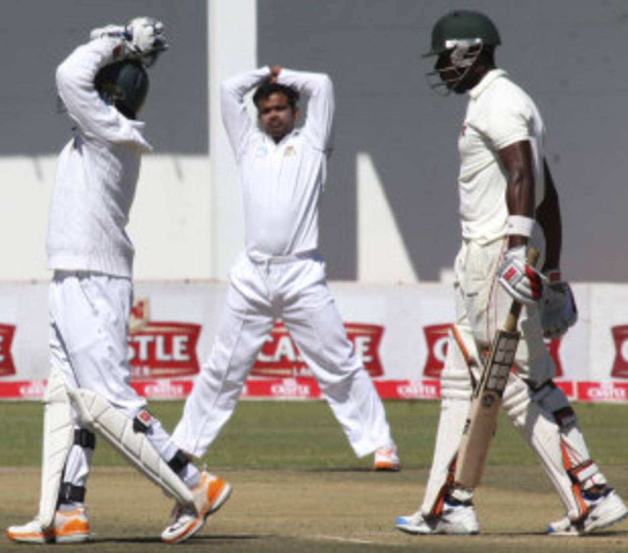 Bangladesh react after Abdur Razzak troubles Vusi Sibanda, Bangladesh v Zimbabwe, only Test, Harare, 1st day, August 4, 2011