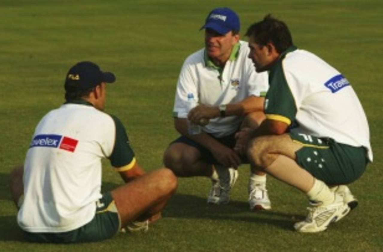 Chairman of selectors Trevor Hohns chats with Australian vice-captain Adam Gilchrist and captain Ricky Ponting during training at Dambulla Stadium, Sri Lanka, February 19, 2004