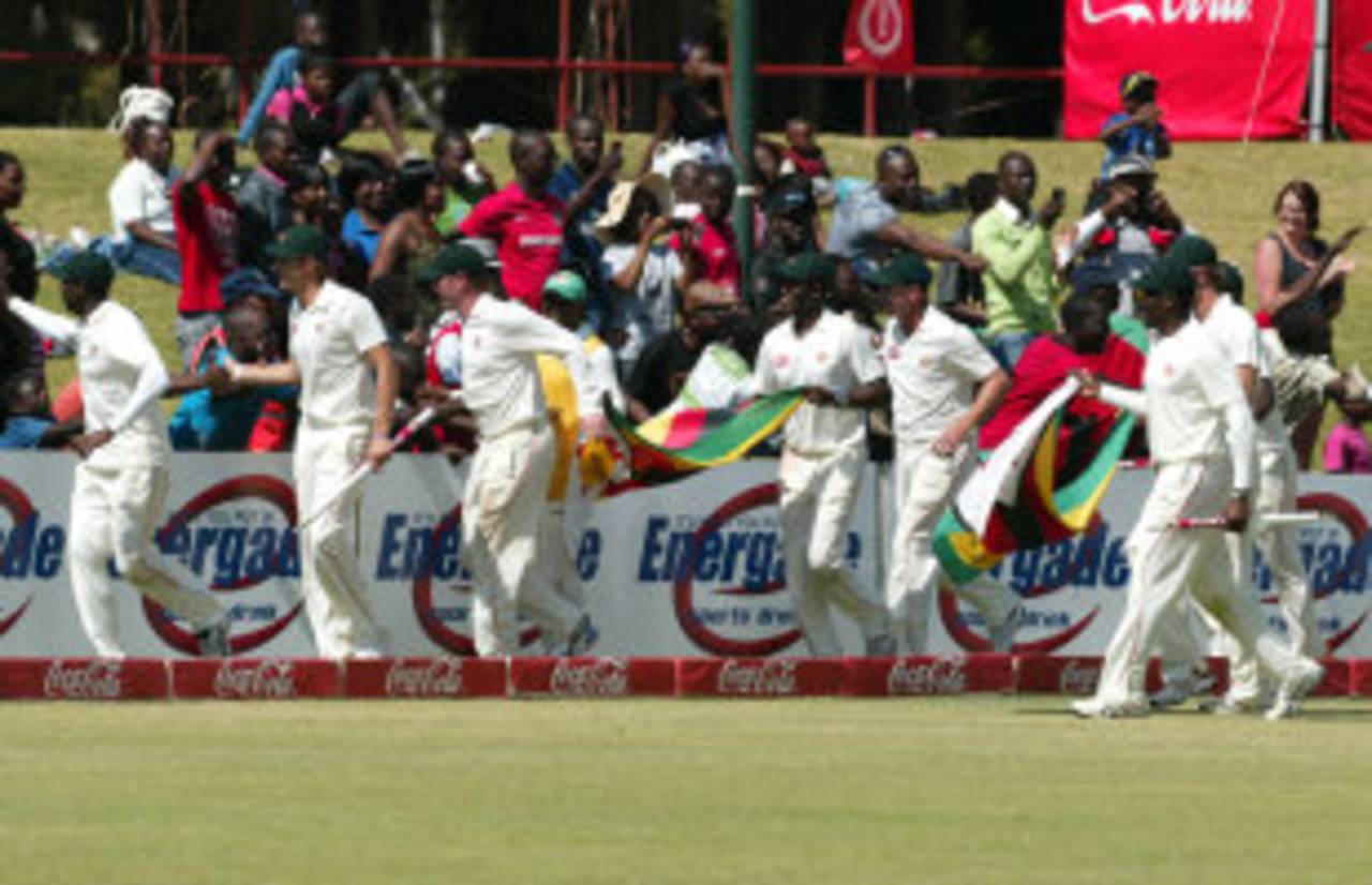 Zimbabwe run a lap of honour, Bangladesh v Zimbabwe, only Test, Harare, 5th day, August 8, 2011