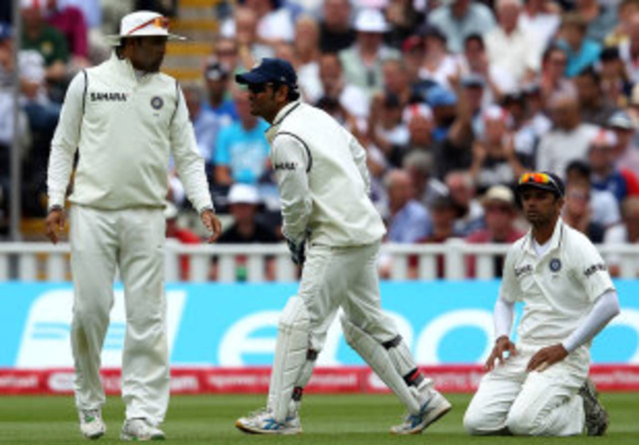 India's shoulders drooped as Rahul Dravid dropped two catches at slip&nbsp;&nbsp;&bull;&nbsp;&nbsp;Getty Images