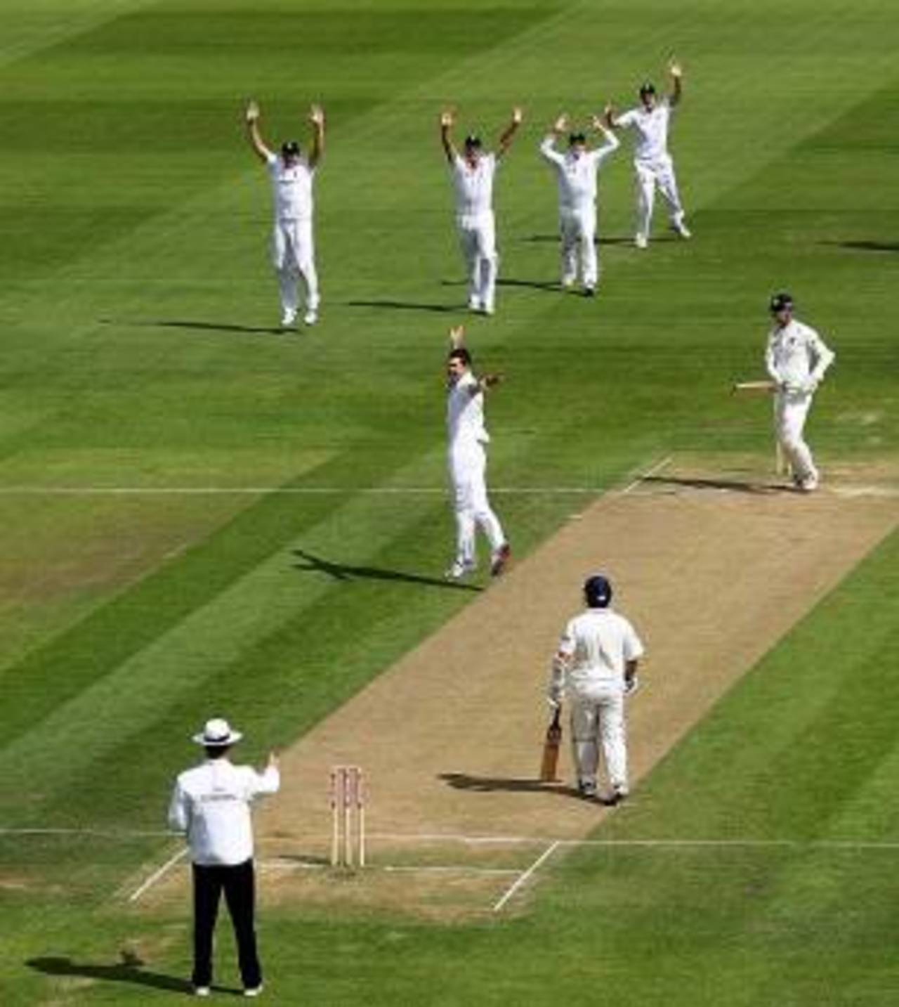 James Anderson gets rid of Rahul Dravid, England v India, 3rd Test, Edgbaston, 4th day, August 13, 2011