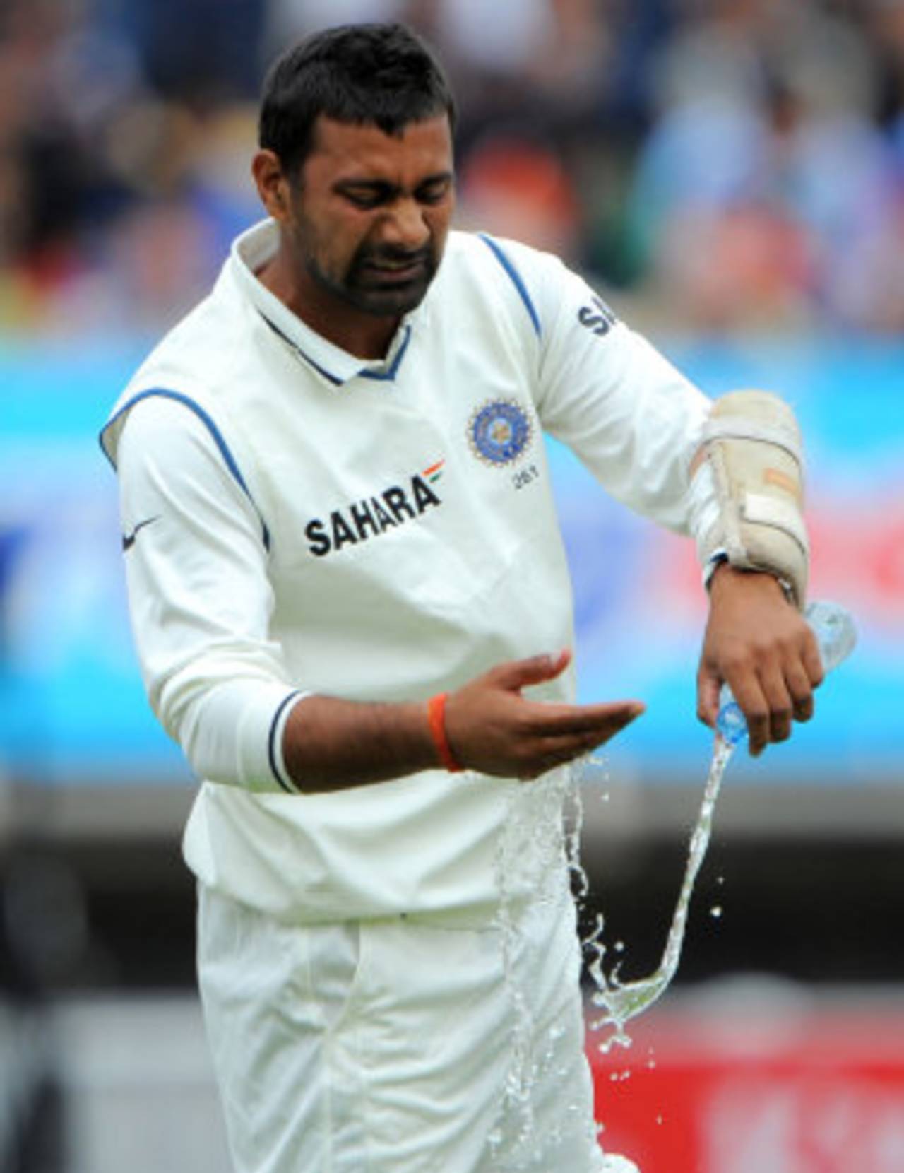 Praveen Kumar was struck a painful blow on the thumb, England v India, 3rd Test, Edgbaston, 4th day, August 13, 2011