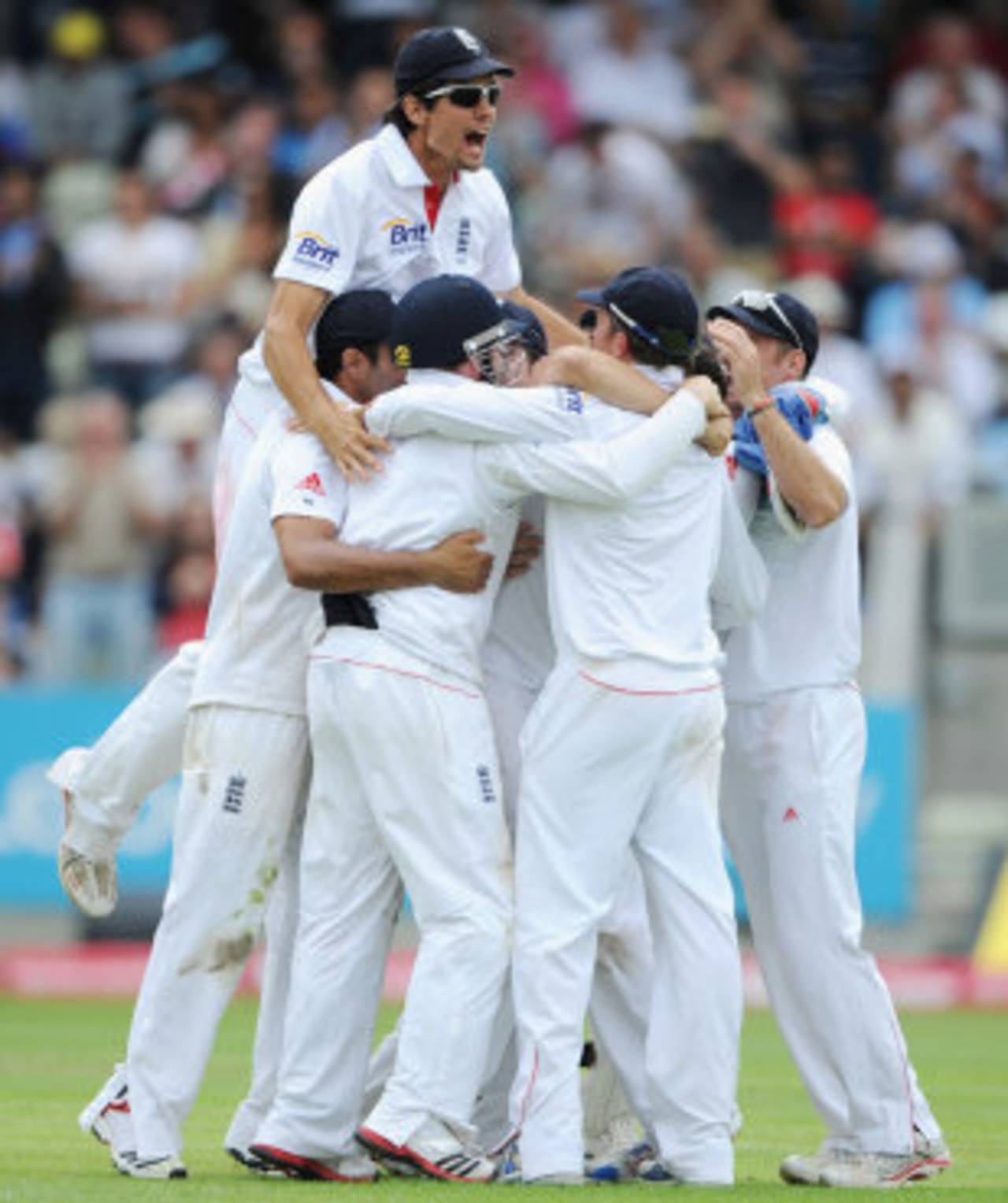 Alastair Cook joins the victorious team huddle, England v India, 3rd Test, Edgbaston, 4th day, August 13, 2011
