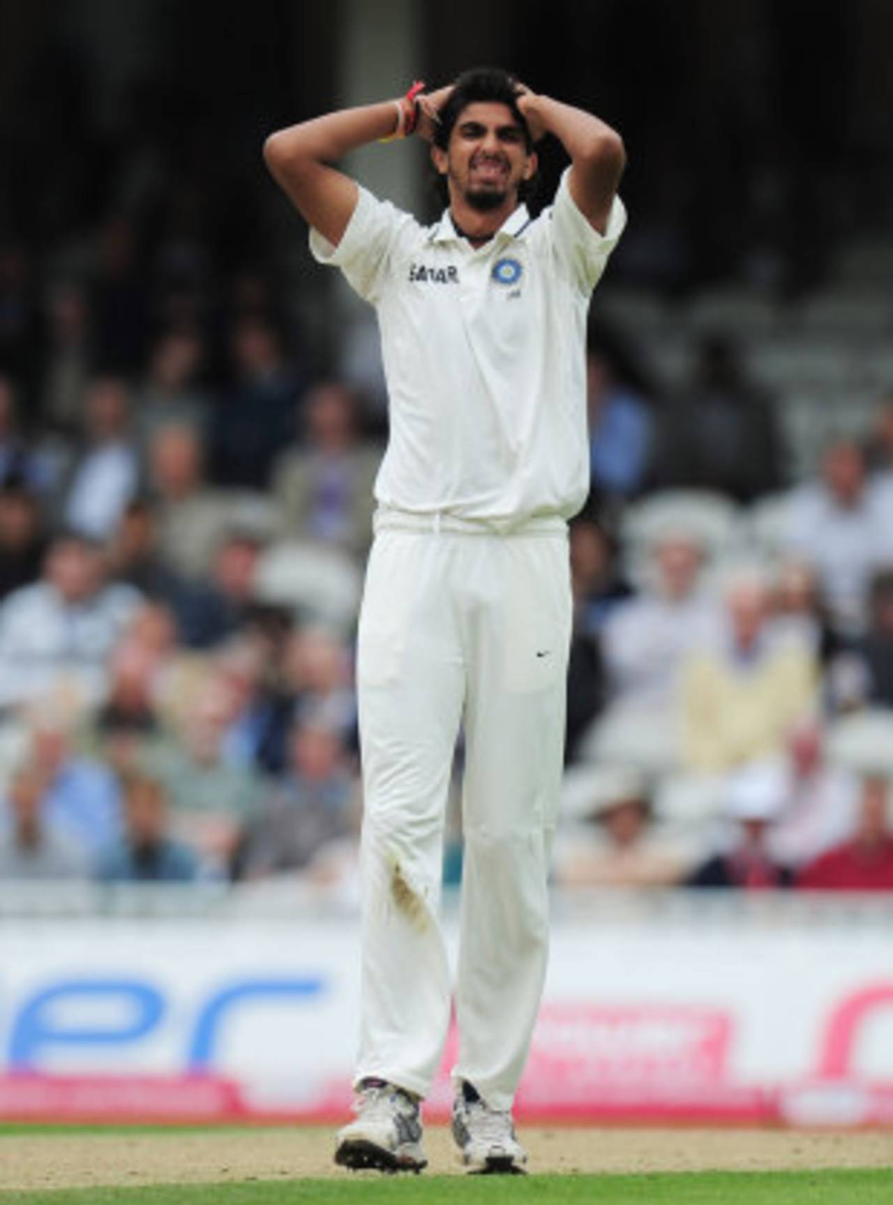 Ishant Sharma reacts after troubling the batsman, England v India, 4th Test, The Oval, 1st day, August 18, 2011