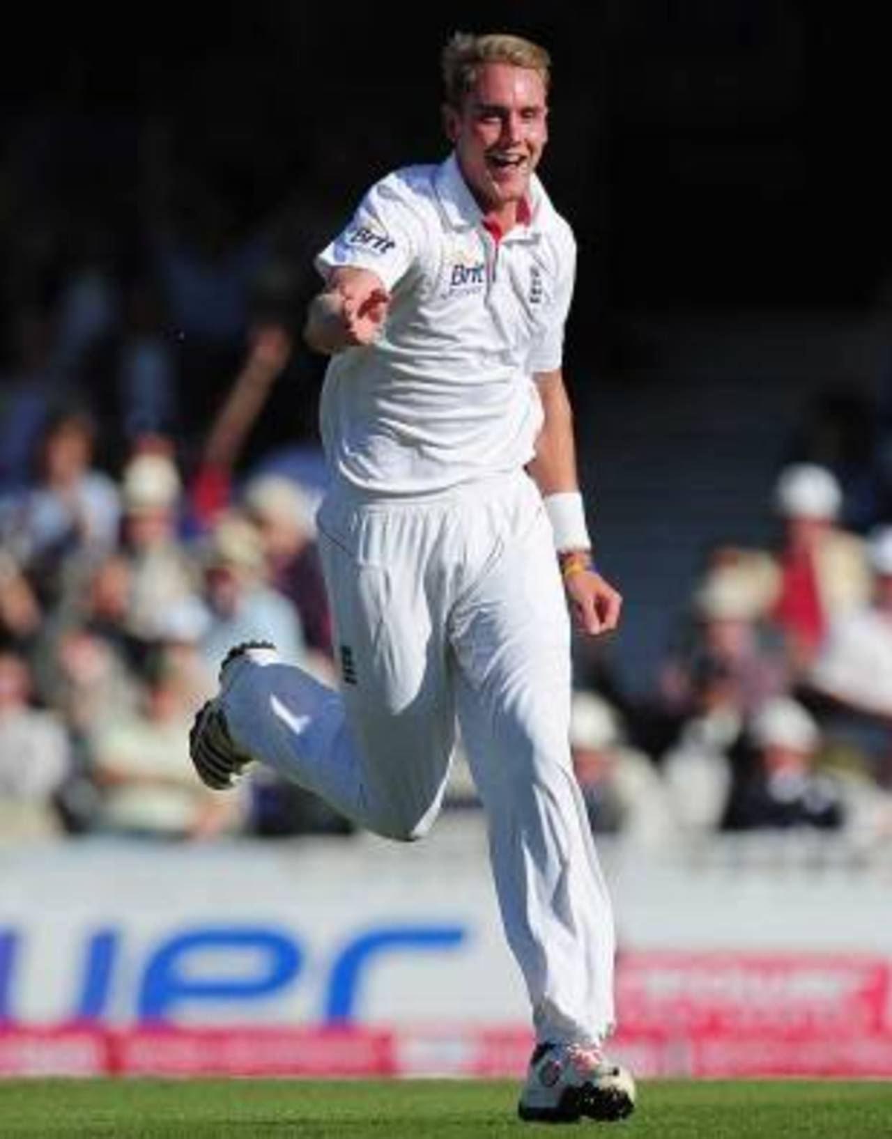Stuart Broad dismissed VVS Laxman, England v India, 4th Test, The Oval, 3rd day, August 20, 2011