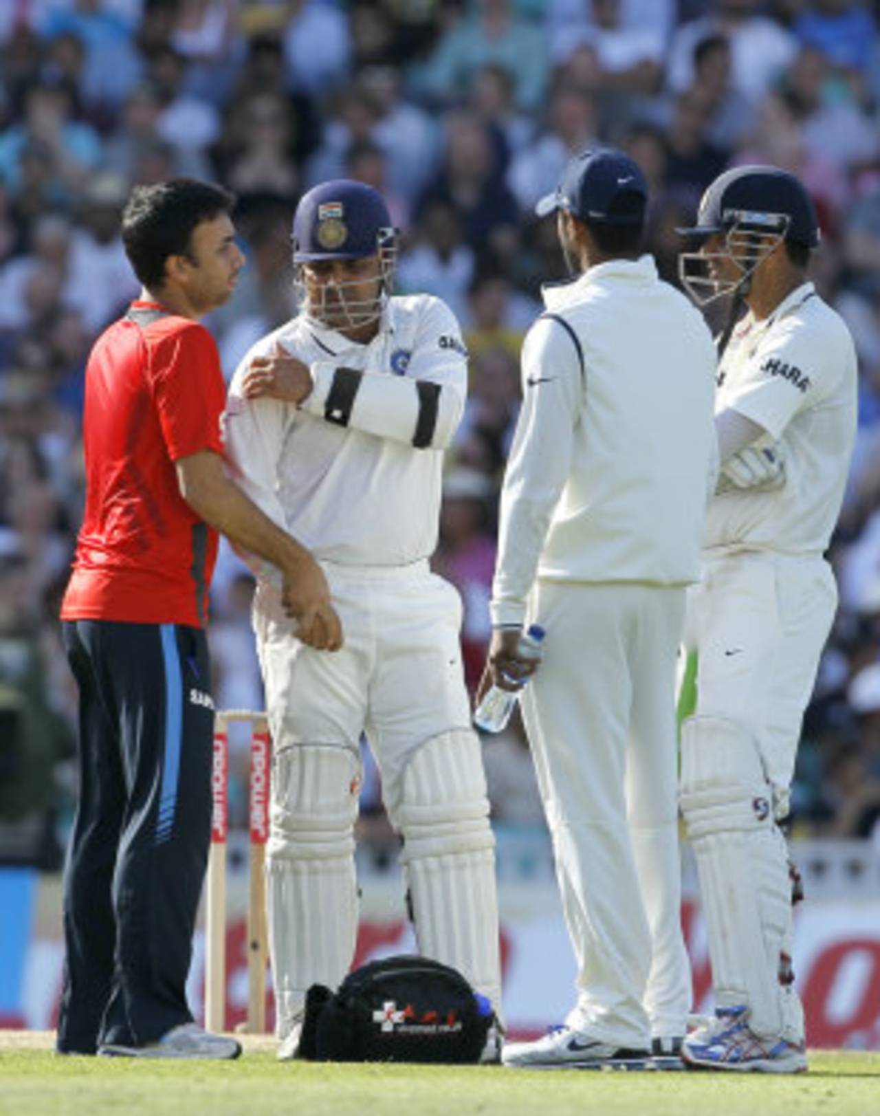 Virender Sehwag experiences some discomfort in his shoulder, England v India, 4th Test, The Oval, 4th day, August 21, 2011