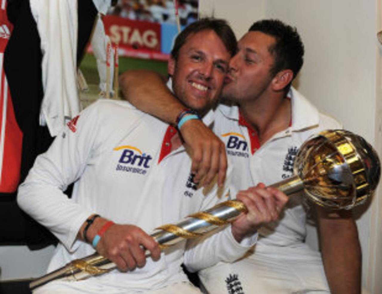 Graeme Swann and Tim Bresnan underline how closely knit the English side is, England v India, 4th Test, The Oval, 5th day, August 22, 2011