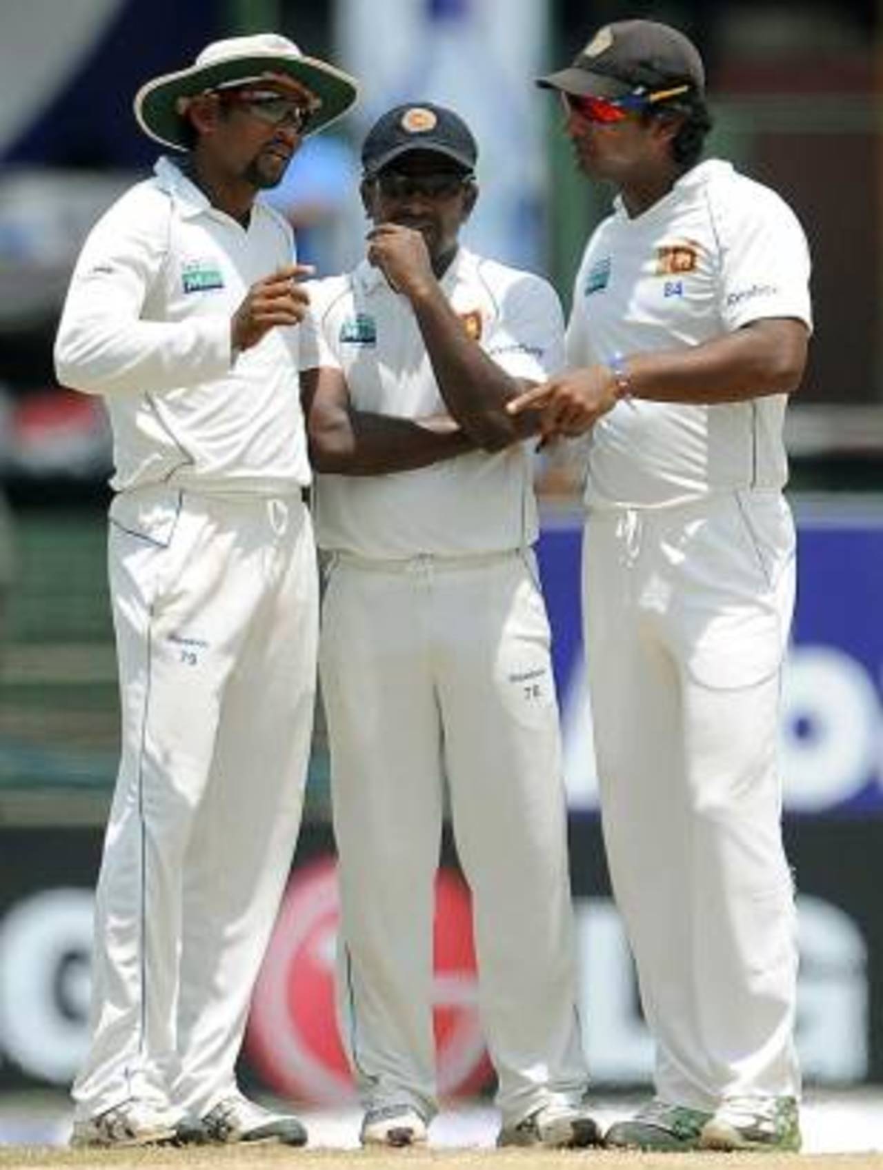 Tillakaratne Dilshan, Rangana Herath and Kumar Sangakkara in consultation, Sri Lanka v Australia, 3rd Test, Colombo, 5th day, September 20, 2011