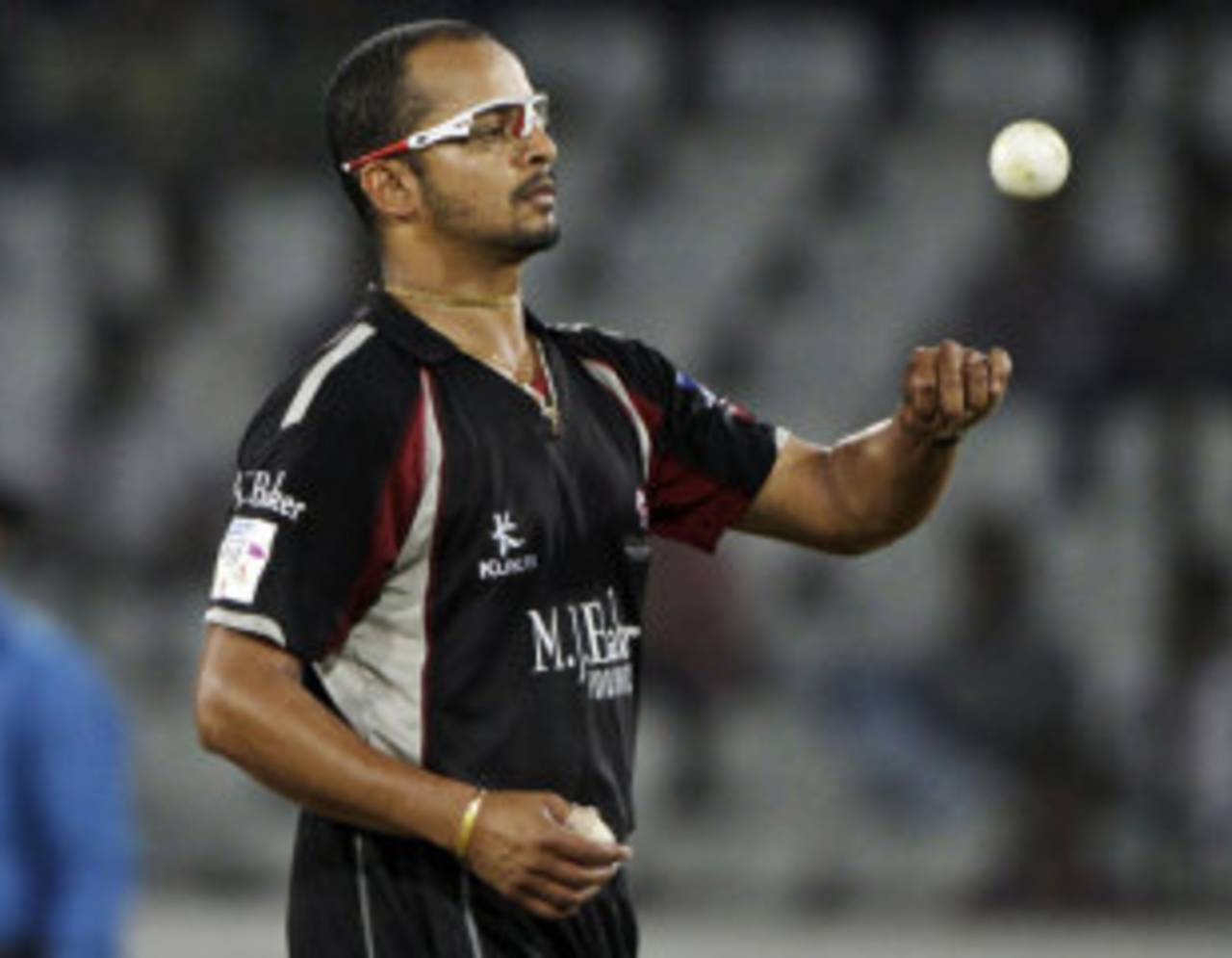 Murali Kartik during his spell of 4-0-24-0, Auckland v Somerset, CLT20 qualifier, Hyderabad, September 20, 2011