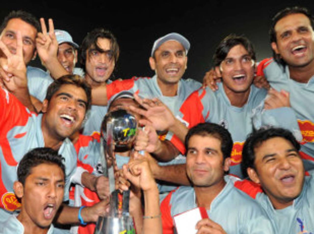 Sialkot celebrate their Faysal Bank T20 triumph, Final, Rawalpindi Rams v Sialkot Stallions, Faysal Bank T20, Karachi, October 2, 2011