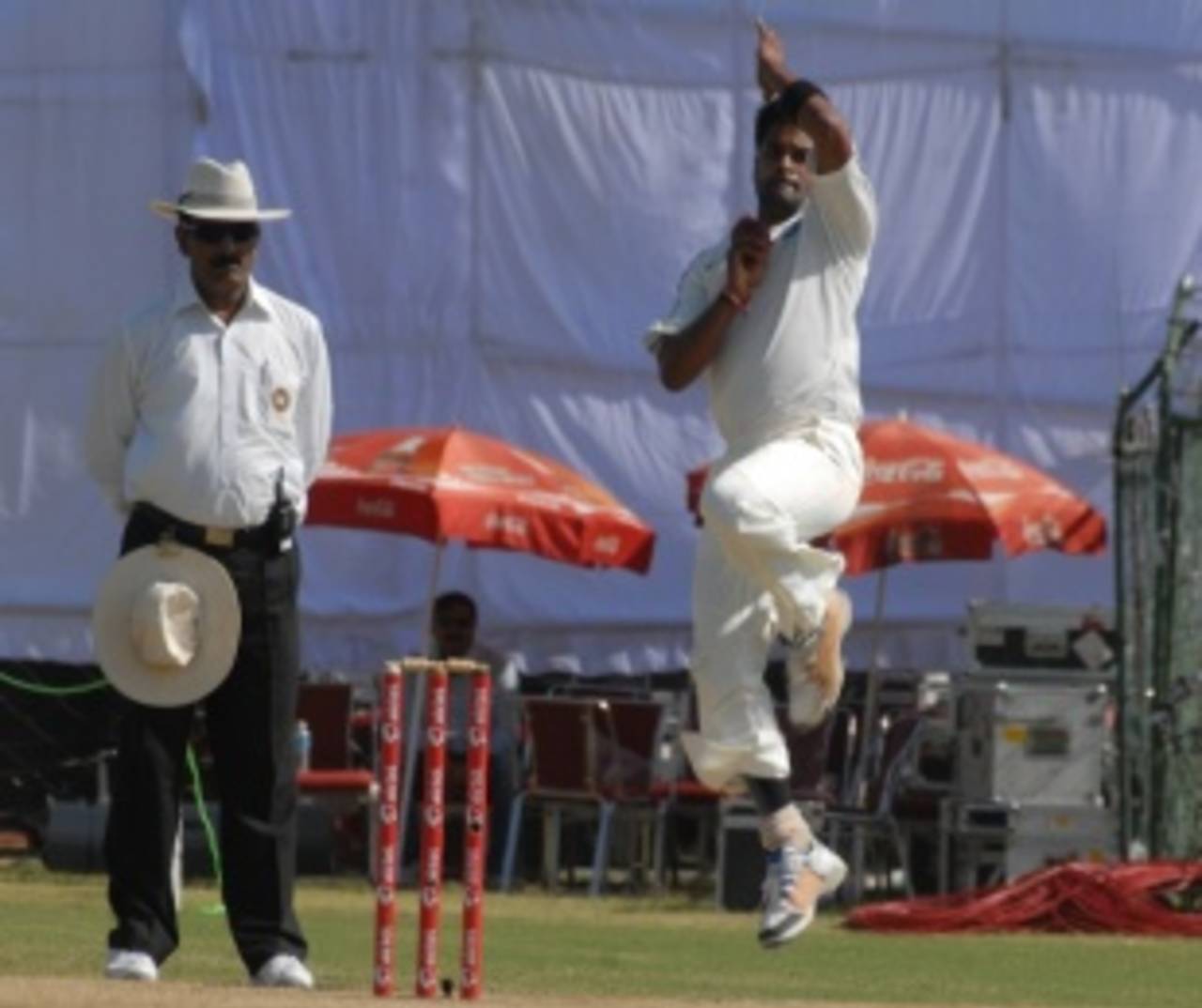 Vinay Kumar in action, Rajasthan v Rest of India, Irani Cup, Jaipur, 3rd day, October 3, 2011