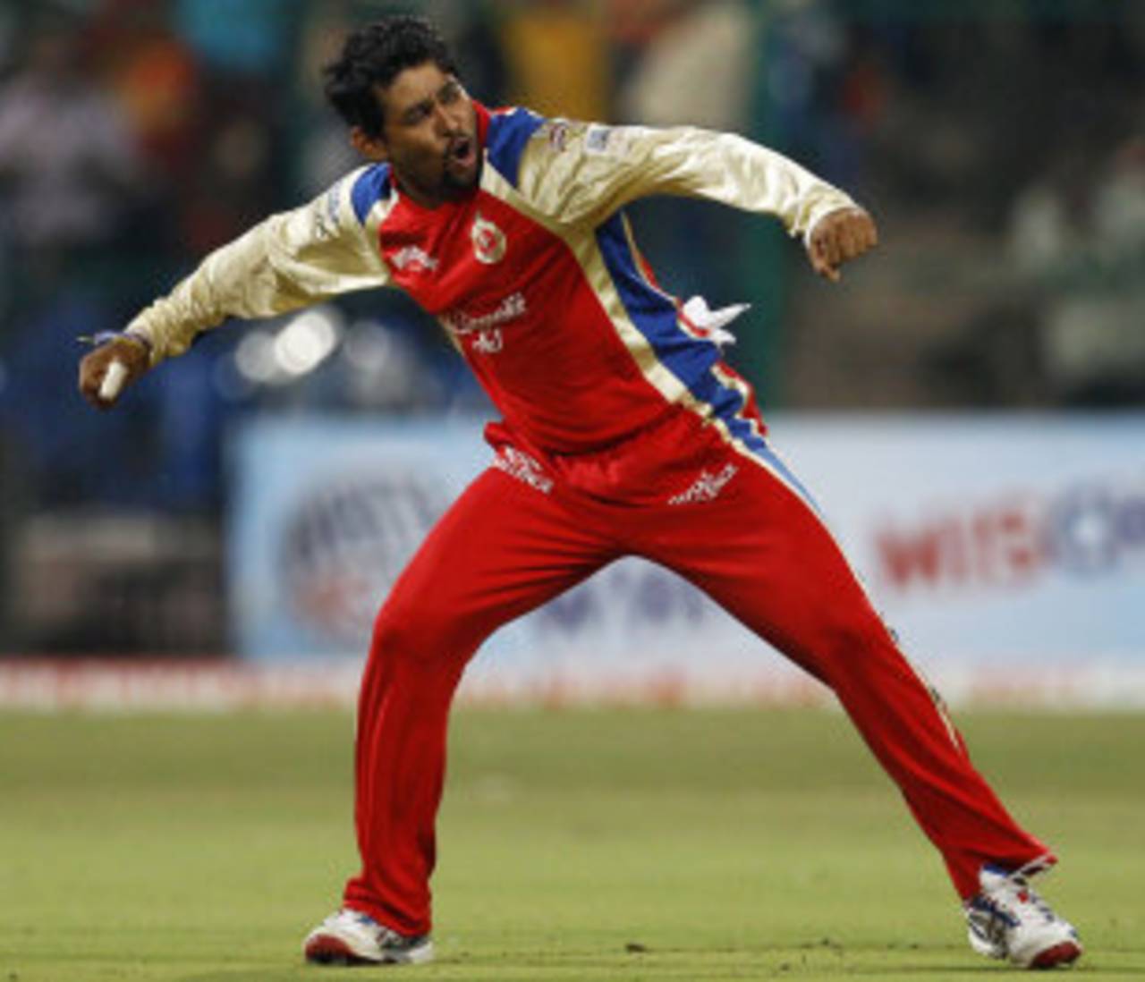 Tillakaratne Dilshan bowled superbly but the rest of the Royal Challengers bowlers continue to struggle&nbsp;&nbsp;&bull;&nbsp;&nbsp;Associated Press