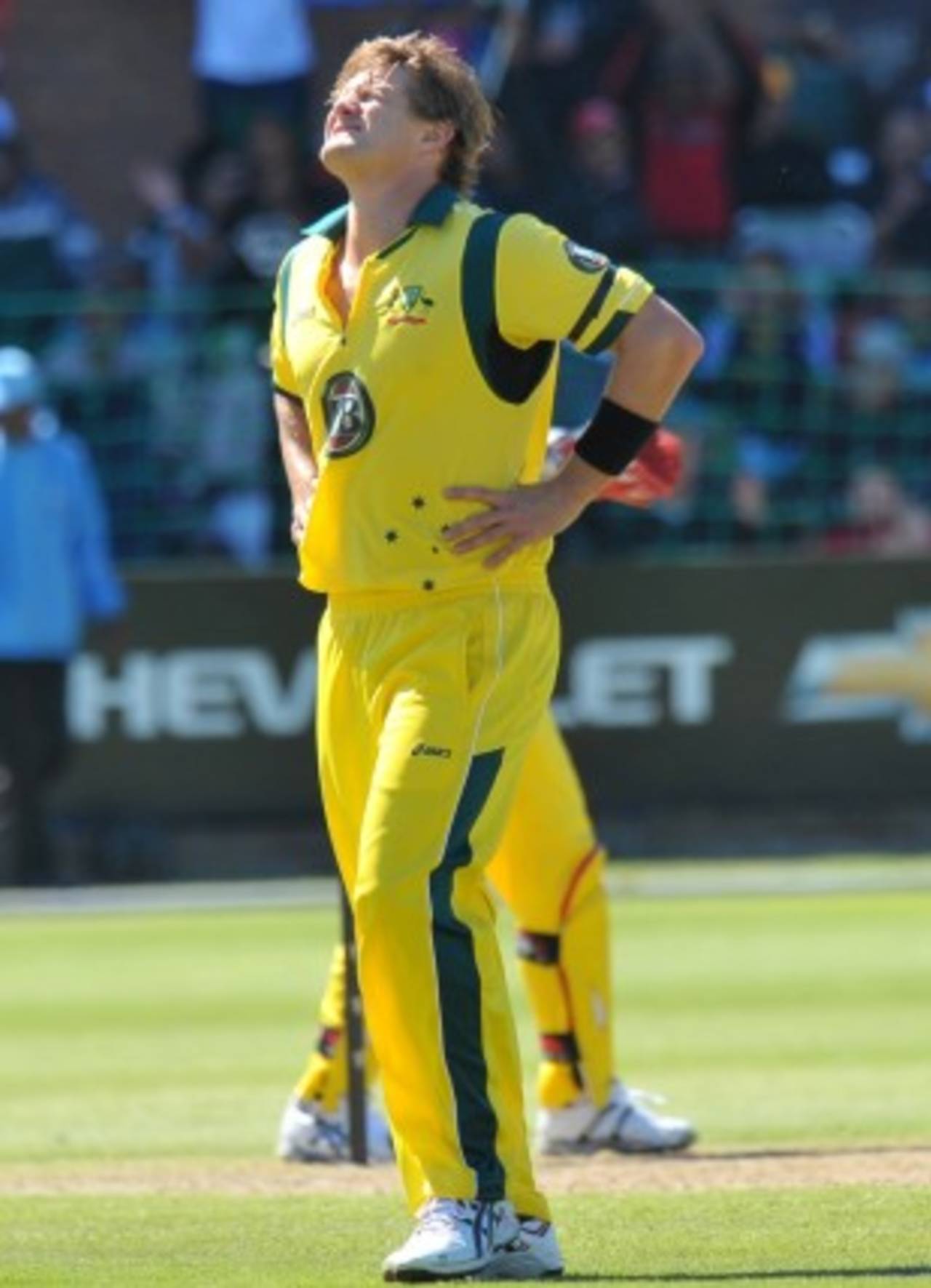 Shane Watson suffered back spasms and went off the field, South Africa v Australia, 2nd ODI, Port Elizabeth, October 23, 2011