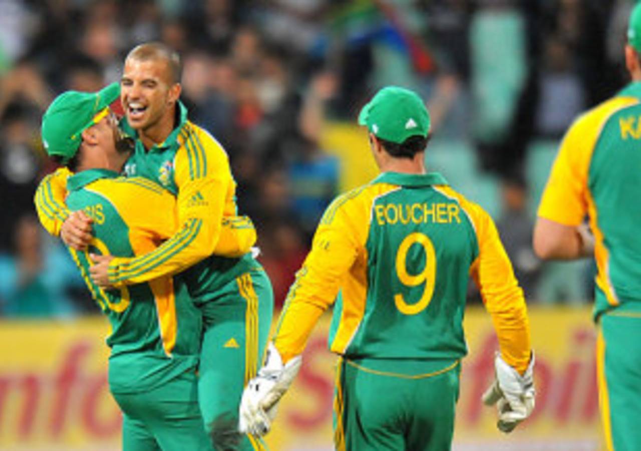 JP Duminy impressed with his offspin, South Africa v Australia, 3rd ODI, Durban, October 28, 2011