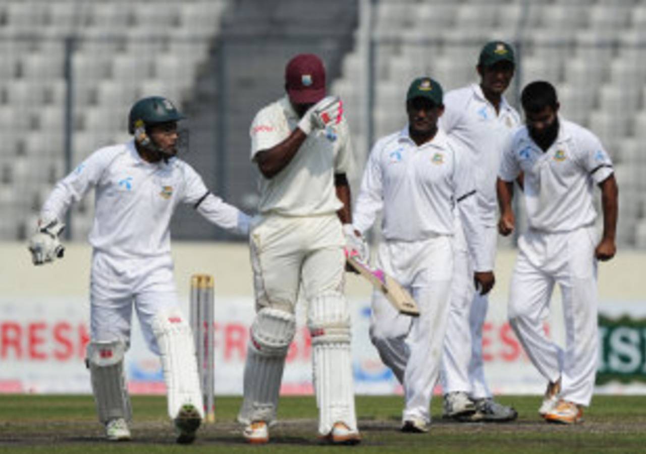 Mushfiqur Rahim consoles Darren Bravo on missing a double-century, Bangladesh v West Indies, 2nd Test, Mirpur, 4th day, November 1, 2011