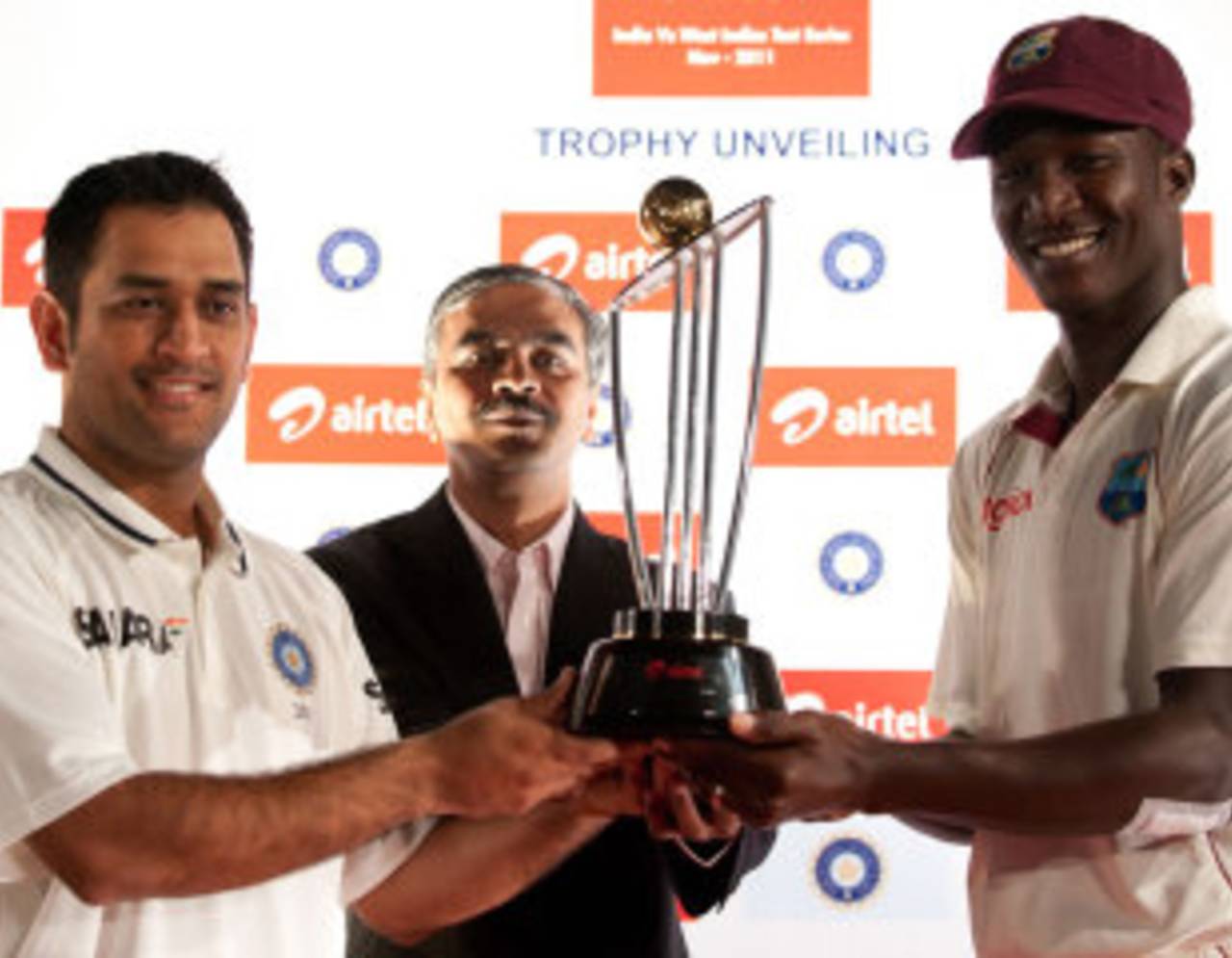 MS Dhoni and Darren Sammy pose with the Test series trophy, Delhi, November 4, 2011 