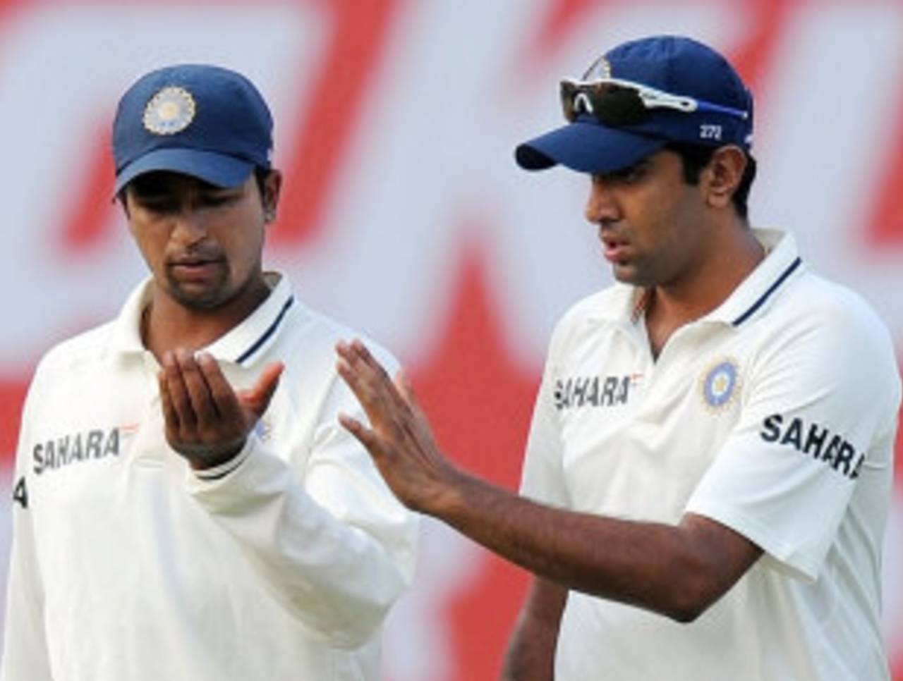 Pragyan Ojha and R Ashwin discuss tactics, India v West Indies, 1st Test, New Delhi, 1st day