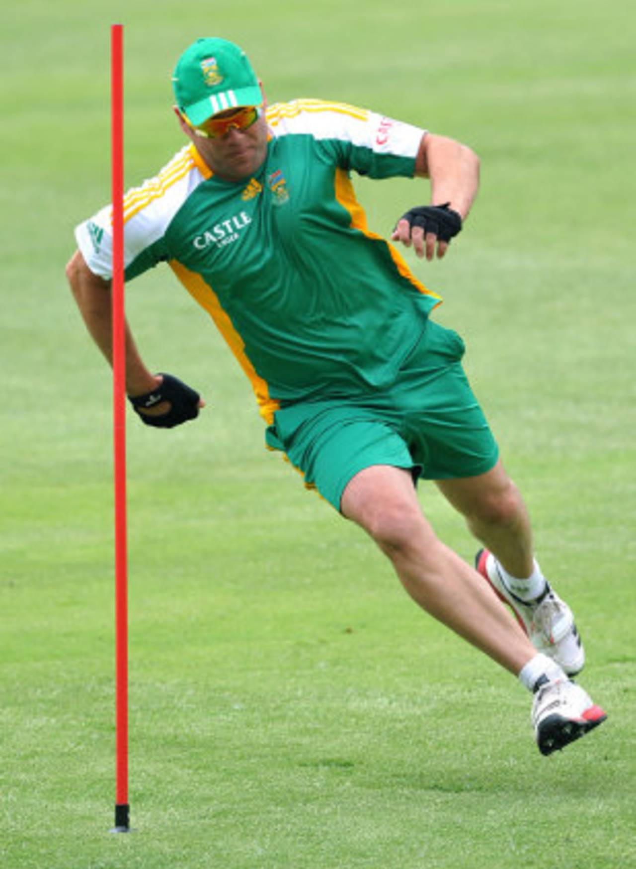 Jacques Kallis sprints during practice, Johannesburg, November 15, 2011