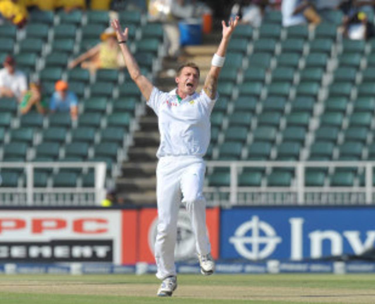 Dale Steyn appeals successfully for the wicket of Usman Khawaja, South Africa v Australia, 2nd Test, Johannesburg, 2nd day, November 18, 2011