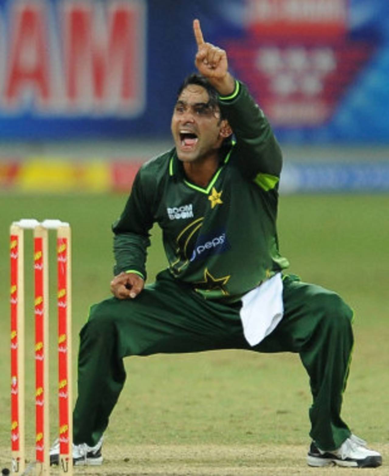 Mohammad Hafeez appeals successfully to dismiss Jeevan Mendis, Pakistan v Sri Lanka, 3rd ODI, Dubai, November 18, 2011