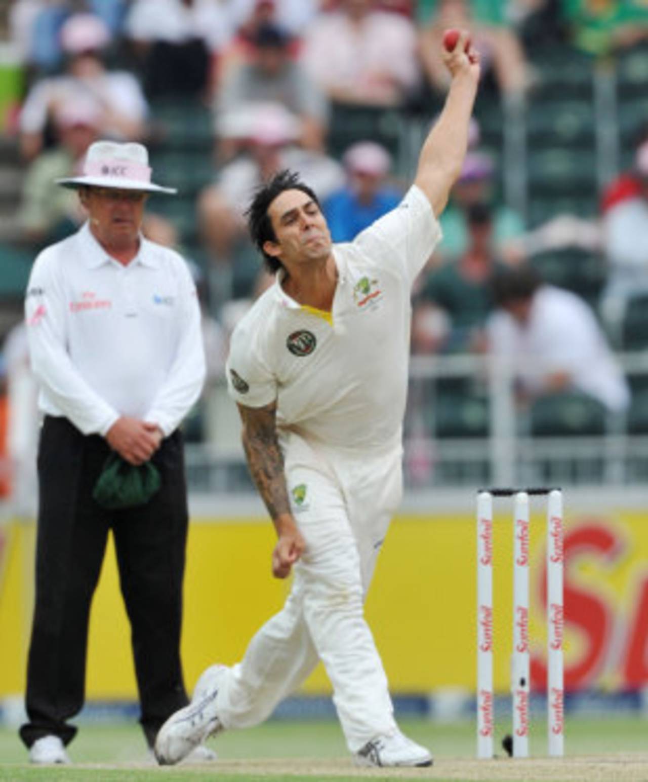 Mitchell Johnson bends his back, South Africa v Australia, 2nd Test, Johannesburg, 3rd day, November 19, 2011