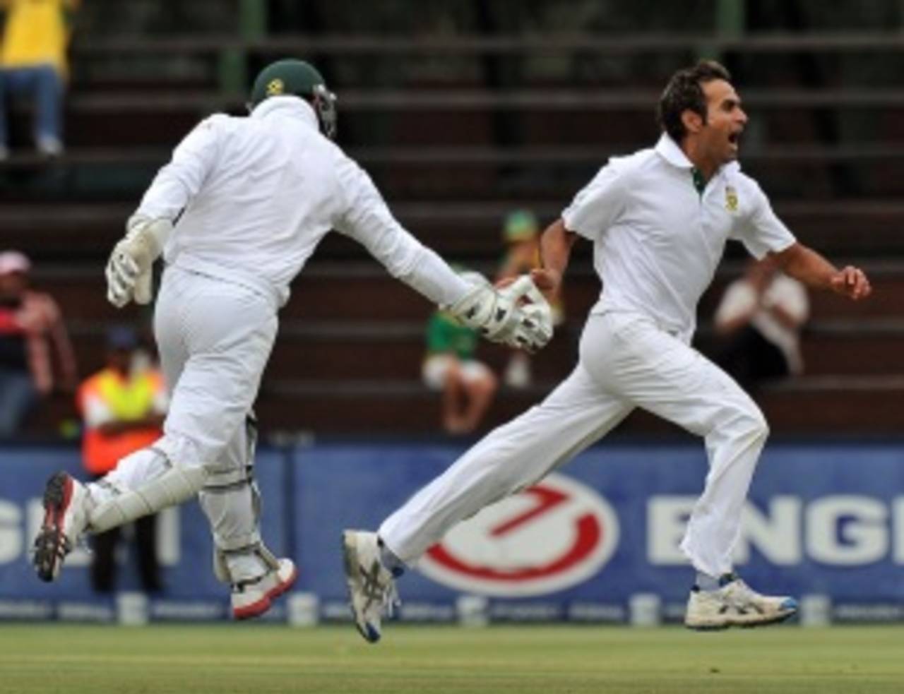 Imran Tahir celebrates Usman Khawaja's wicket, South Africa v Australia, 2nd Test, Johannesburg, 4th day, November 20, 2011