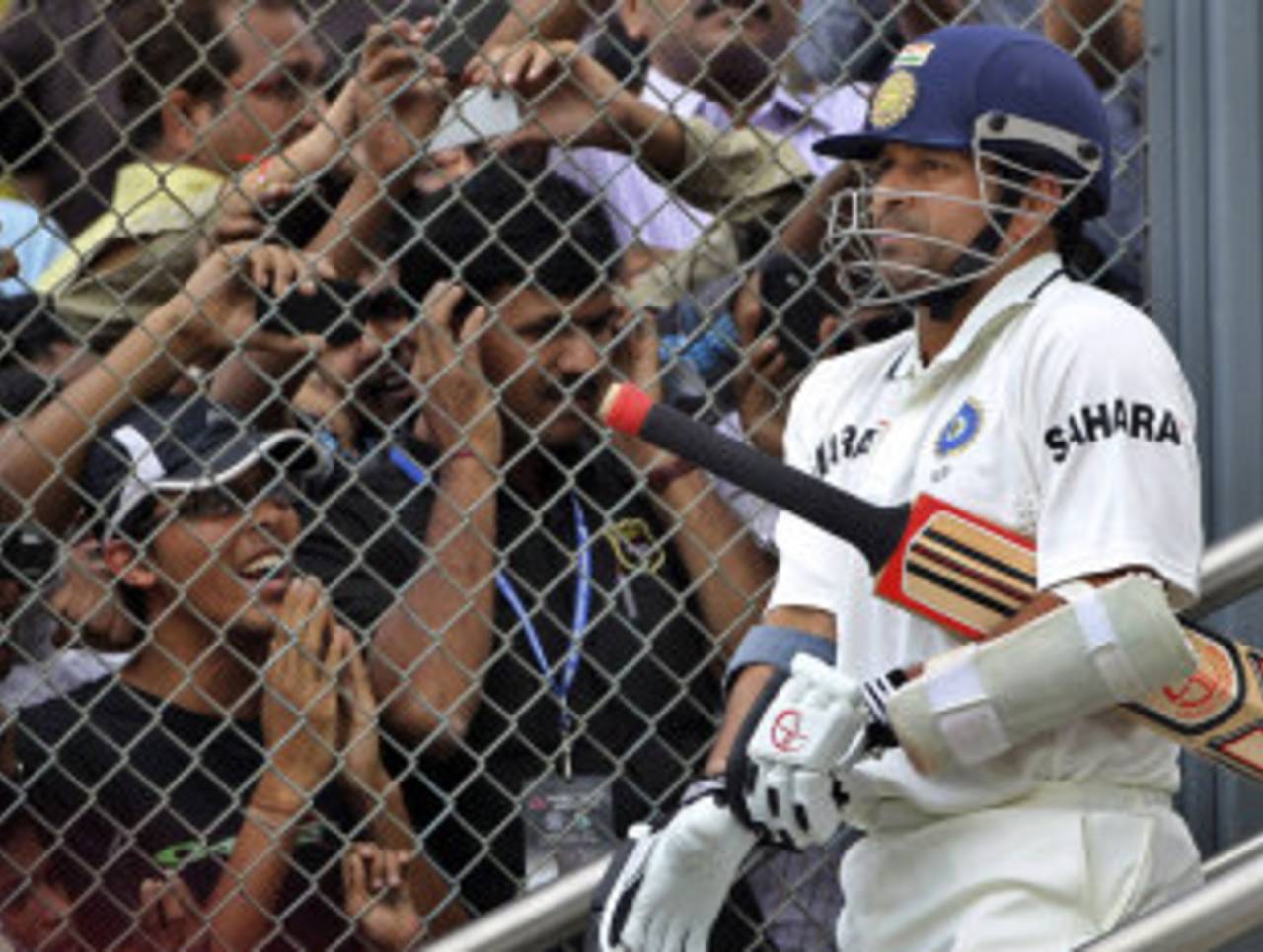 Sachin Tendulkar walks out to big cheers, India v West Indies, 3rd Test, Mumbai, 3rd day, November 24, 2011