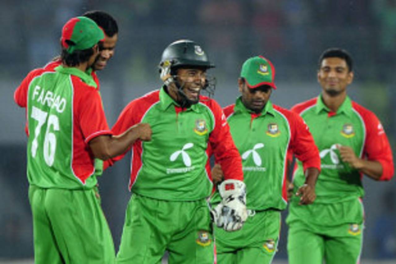 Mushfiqur Rahim and the rest celebrate a wicket, Bangladesh v Pakistan, only Twenty20, Mirpur, November 29, 2011