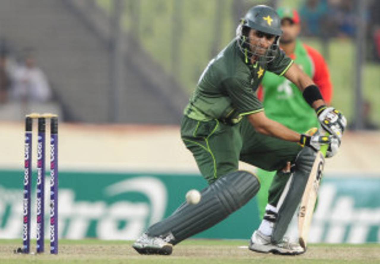 Shoaib Malik steers one behind square, Bangladesh v Pakistan, 2nd ODI, Mirpur, December 3, 2011