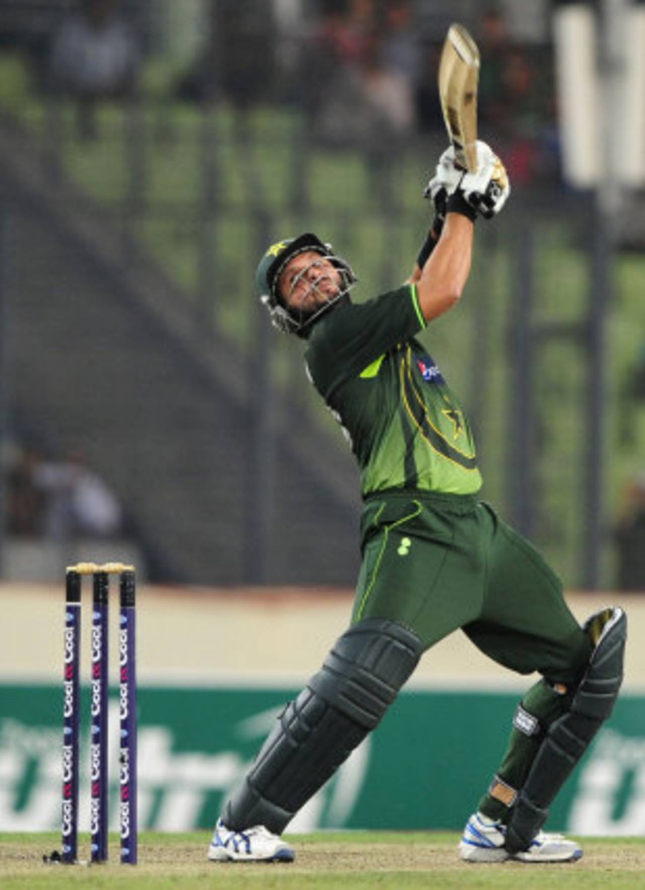 Shahid Afridi skies one, Bangladesh v Pakistan, 2nd ODI, Mirpur, December 3, 2011