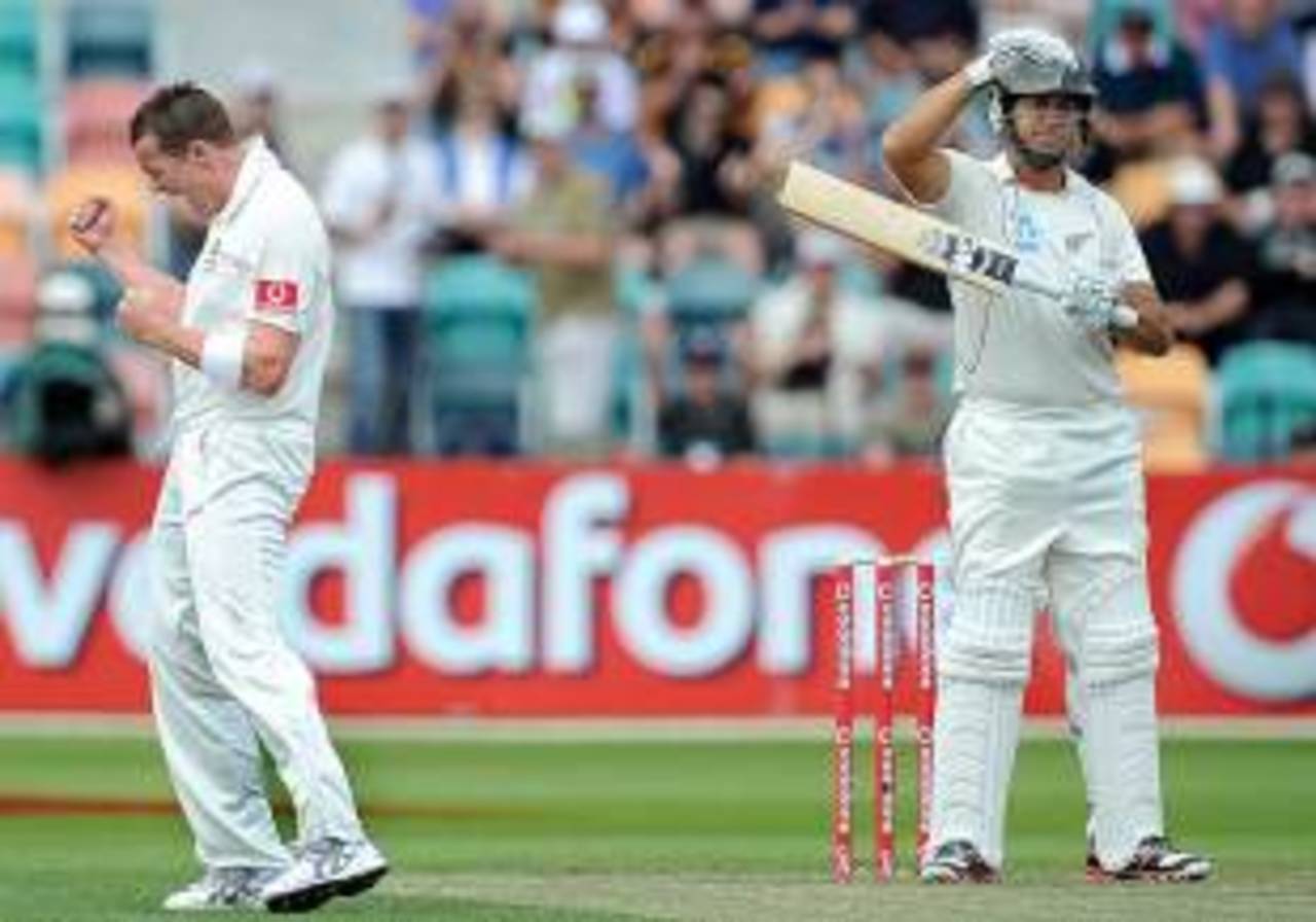 Ross Taylor calls for a review after being given out against Peter Siddle, Australia v New Zealand, 2nd Test, Hobart, 1st day, December 9, 2011