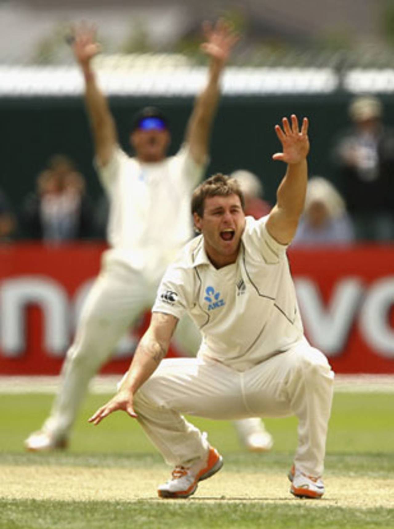 Doug Bracewell appeals, Australia v New Zealand, 2nd Test, Hobart, 4th day, December 12 2011