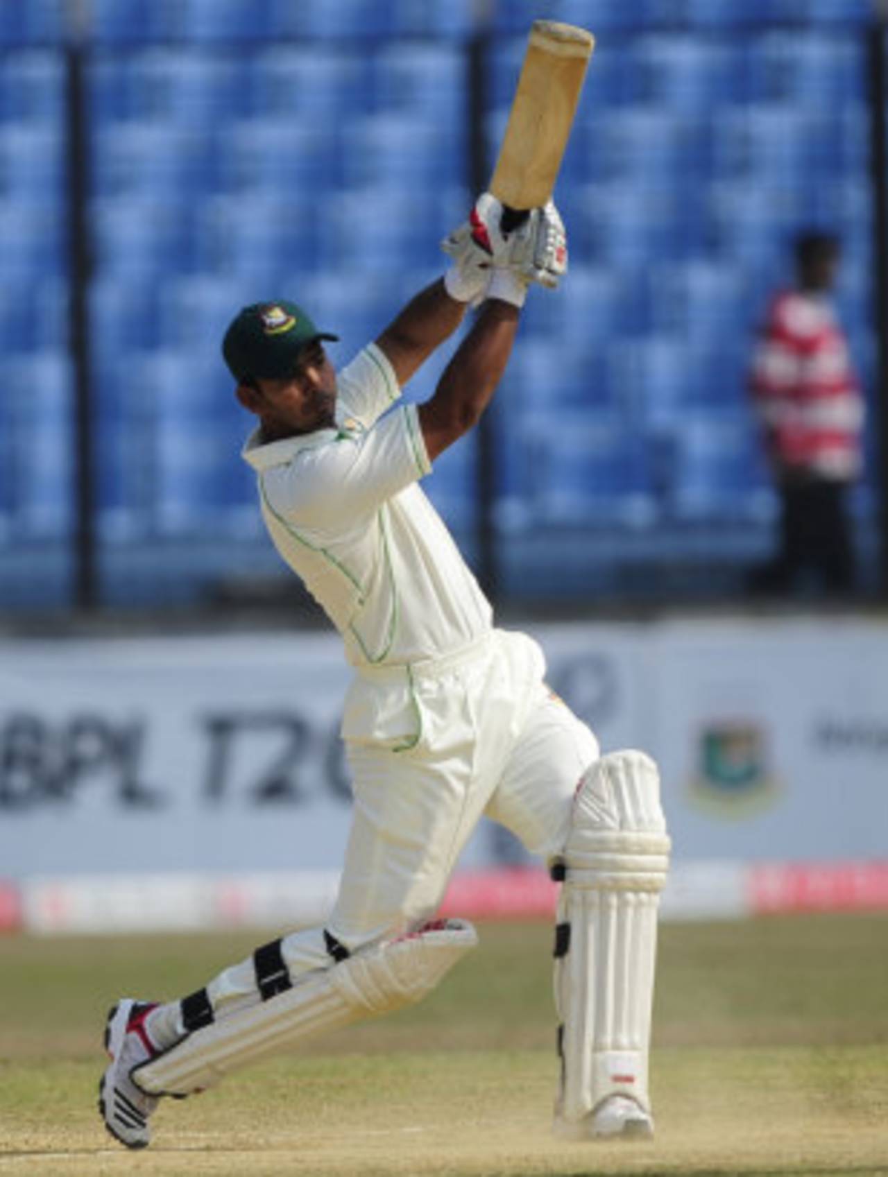 Nazimuddin goes over the top, Bangladesh v Pakistan, 1st Test, Chittagong, 4th day, December 12, 2011 