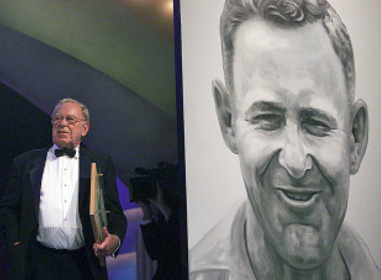 Arthur Morris accepts his Hall of Fame award , Melbourne, February 12, 2001