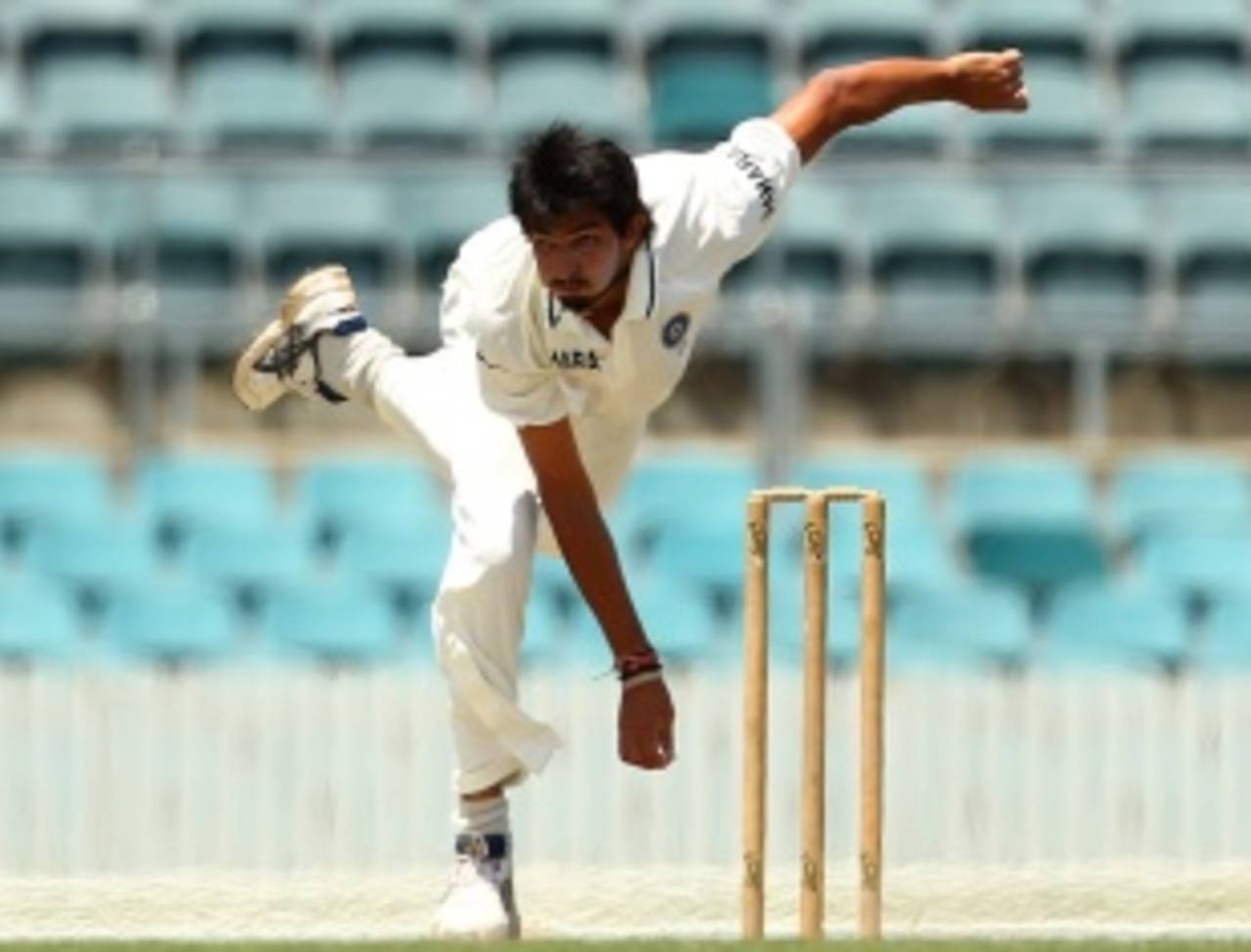 Ishant Sharma in action, Cricket Australia Chairman's XI v Indians, Canberra, 1st day, December 15, 2011