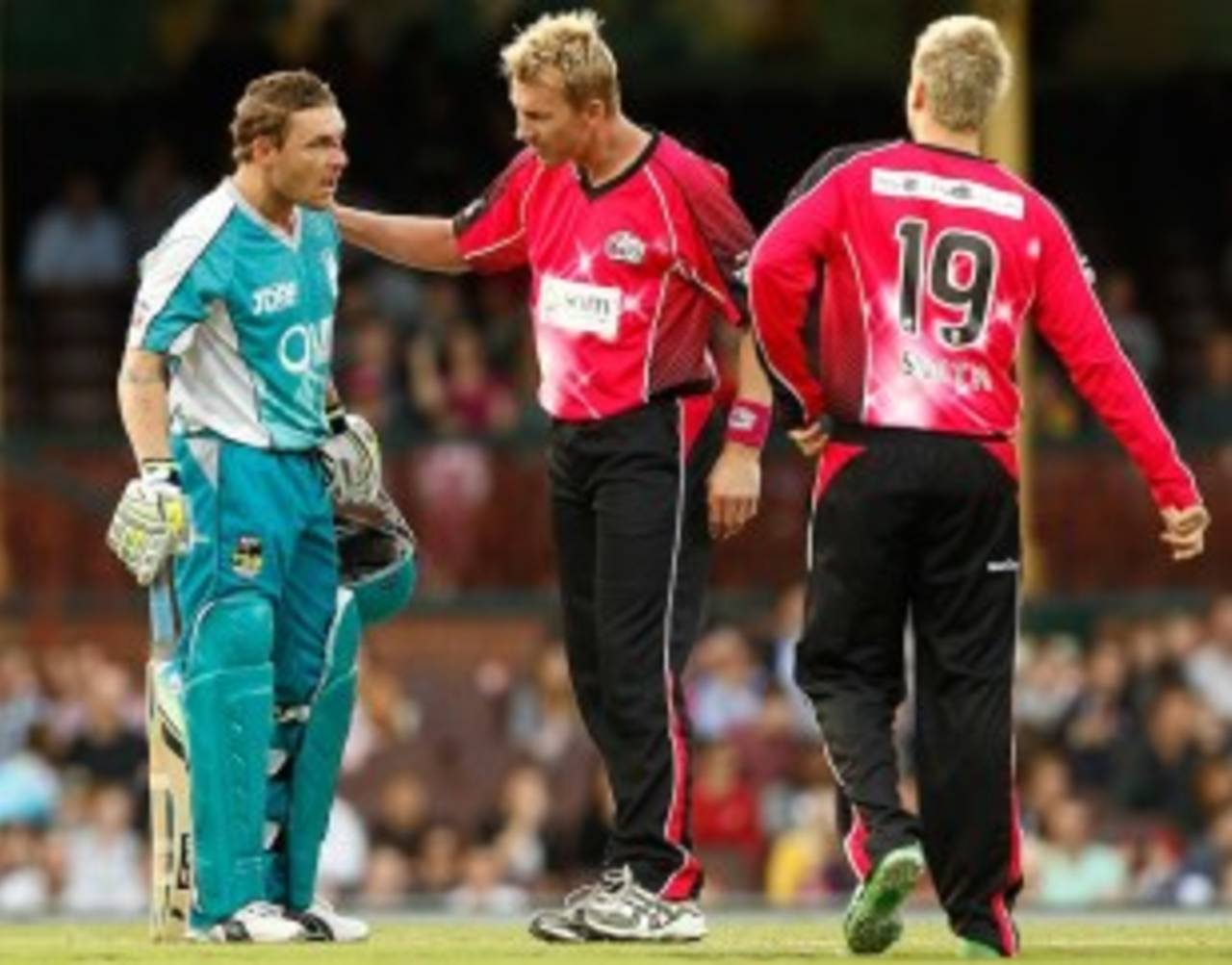 There will be blood - A concerned Brett Lee checks on Brendon McCullum&nbsp;&nbsp;&bull;&nbsp;&nbsp;Getty Images