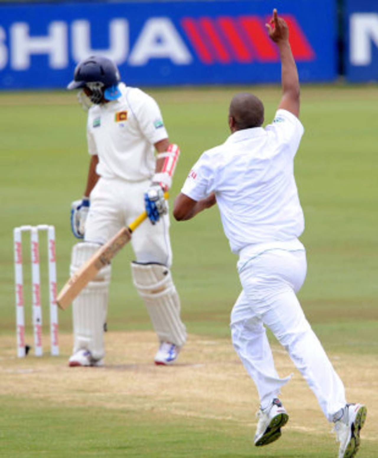 Vernon Philander celebrates as Tillakaratne Dilshan looks on, South Africa v Sri Lanka, 1st Test, Centurion, 3rd day, December 17, 2011