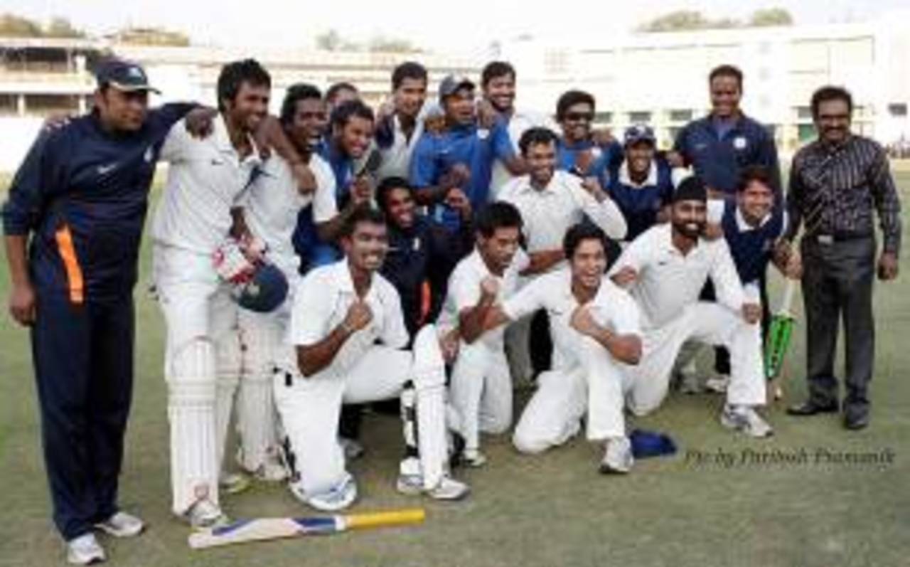Hyderabad celebrate their qualification to the knockouts, Vidarbha v Hyderabad, Ranji Trophy Plate League, 1st semi-final, Nagpur, 4th day, December 24, 2011 
