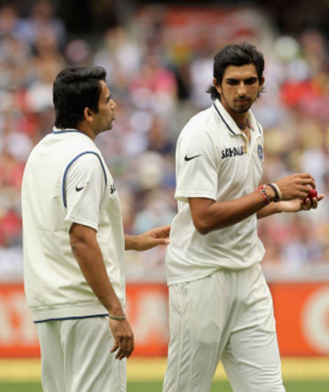 Zaheer Khan has a word with Ishant Sharma, Australia v India, 1st Test, Melbourne, 1st day, December 26, 2011