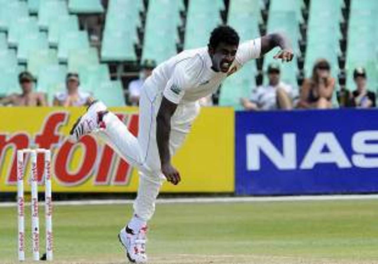 Thisara Perera in action, South Africa v Sri Lanka, 2nd Test, Durban, 2nd day, December 27, 2011