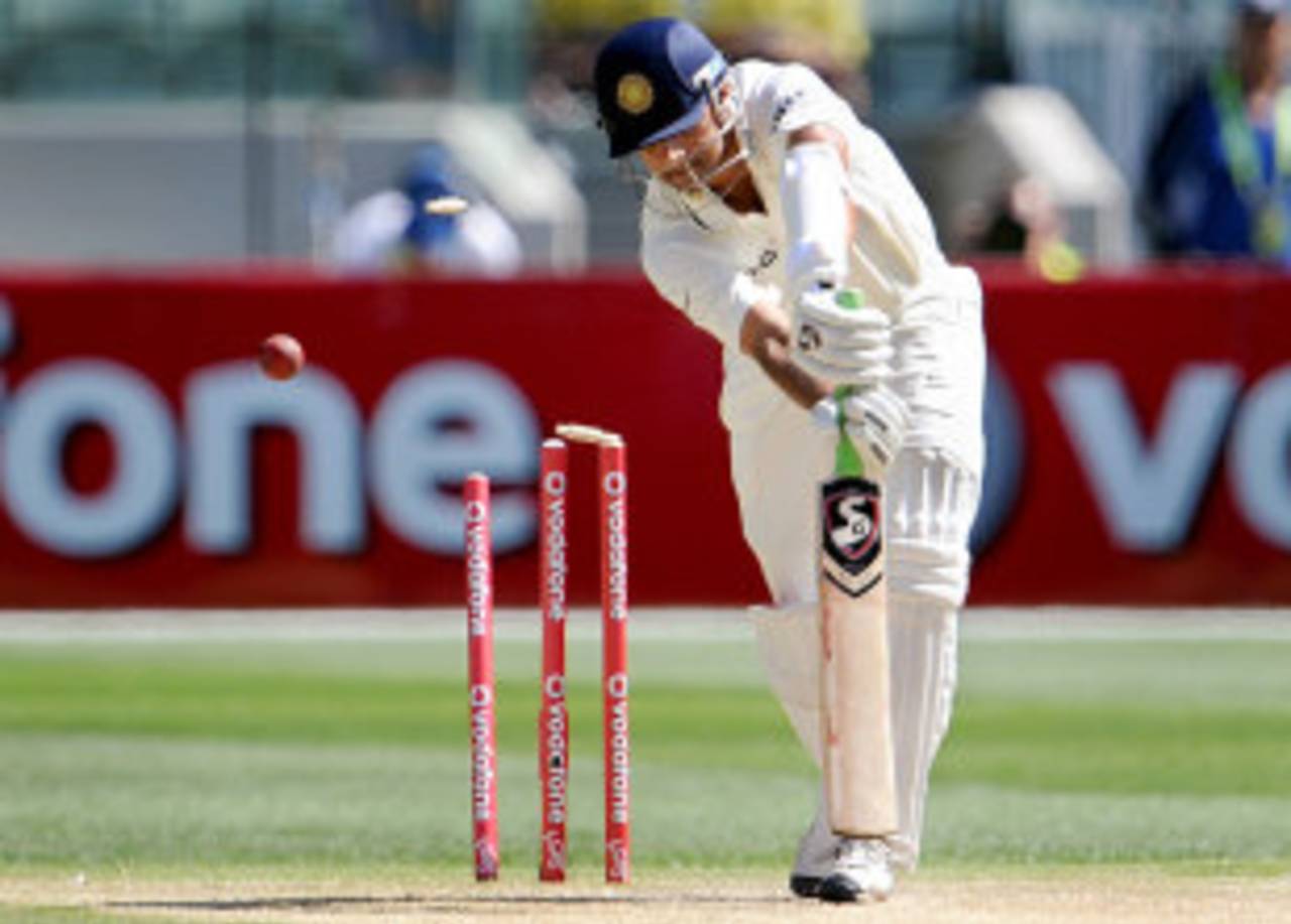Rahul Dravid is cleaned up, Australia v India, 1st Test, Melbourne, 3rd day, December 28, 2011