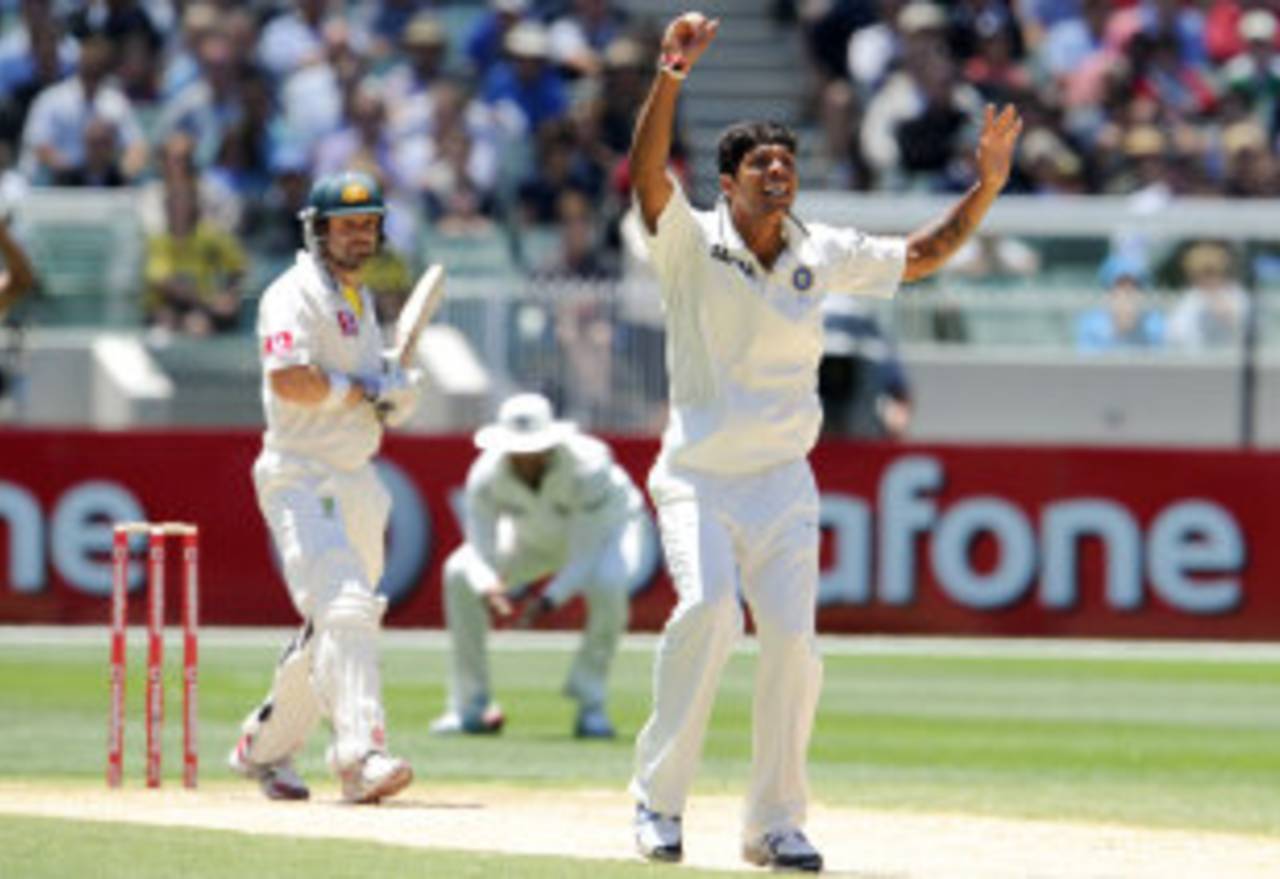 Umesh Yadav successfully appeals for Ed Cowan's lbw, Australia v India, 1st Test, Melbourne, 3rd day, December 28, 2011
