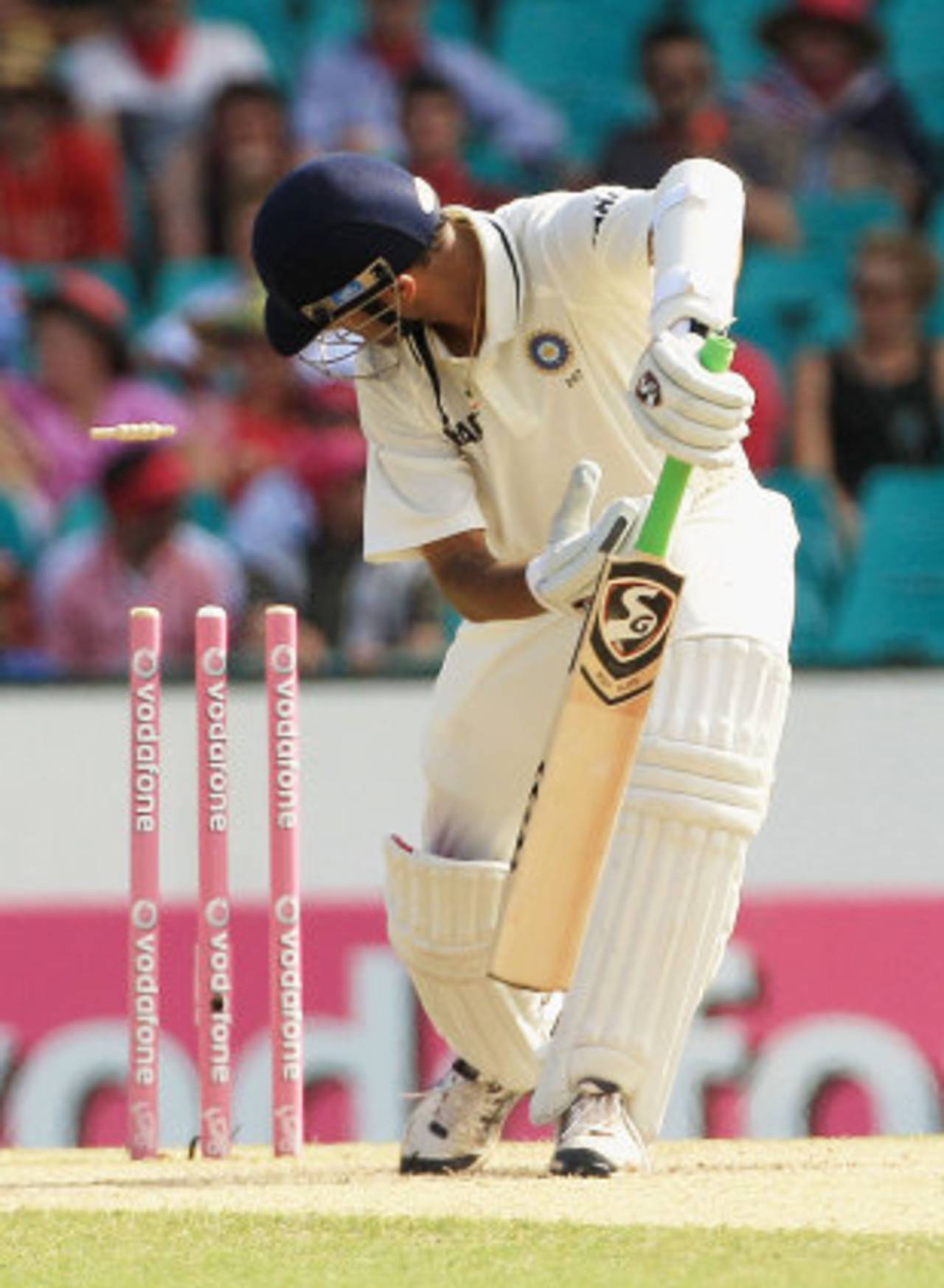 Rahul Dravid was bowled between bat and pad, again, Australia v India, 2nd Test, Sydney, 3rd day, January 5, 2012