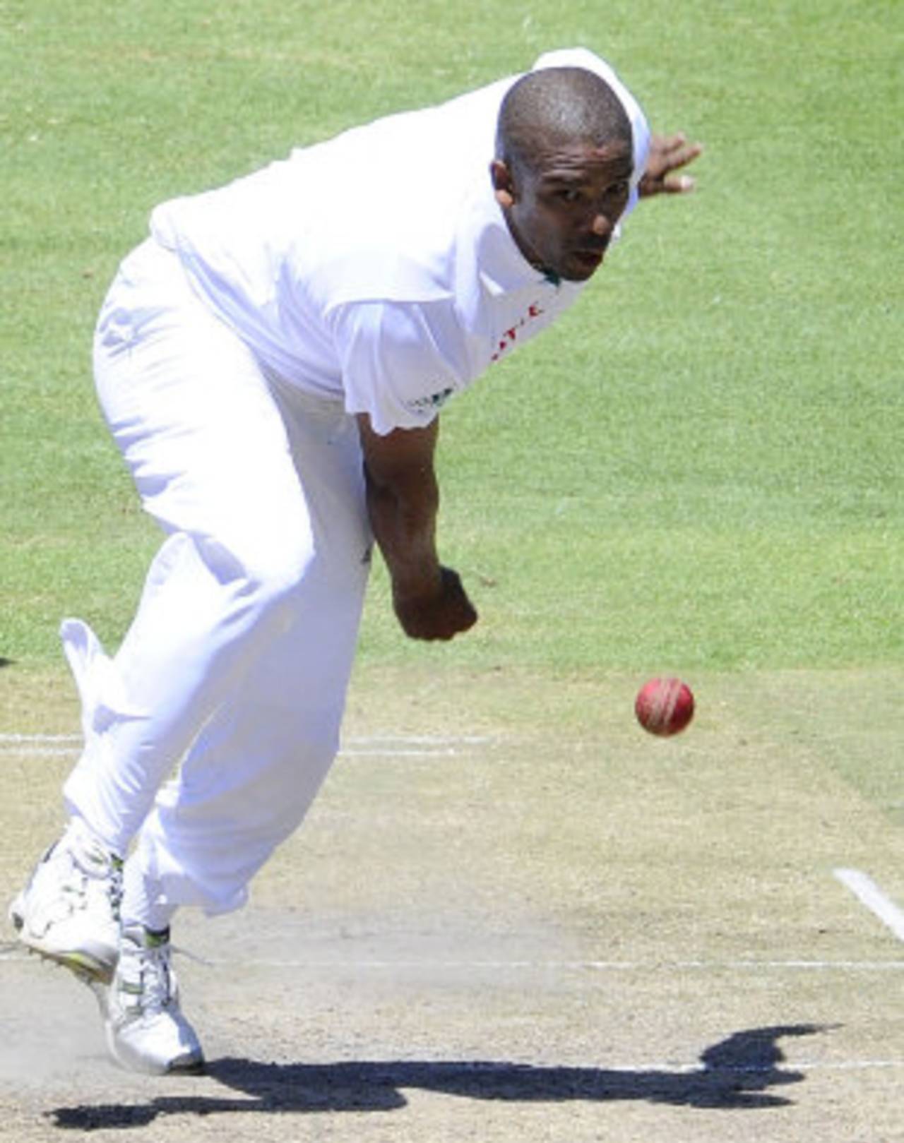 Vernon Philander bowled with skill and energy on the third morning, South Africa v Sri Lanka, 3rd Test, Cape Town, 3rd day, January 5, 2012