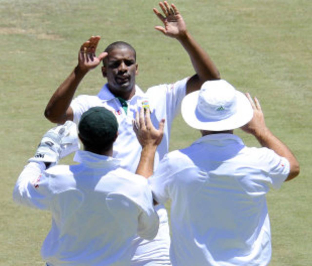 Vernon Philander ended Sri Lanka's pre-lunch defiance with two quick strikes, South Africa v Sri Lanka, 3rd Test, Cape Town, 4th day, January 6, 2012